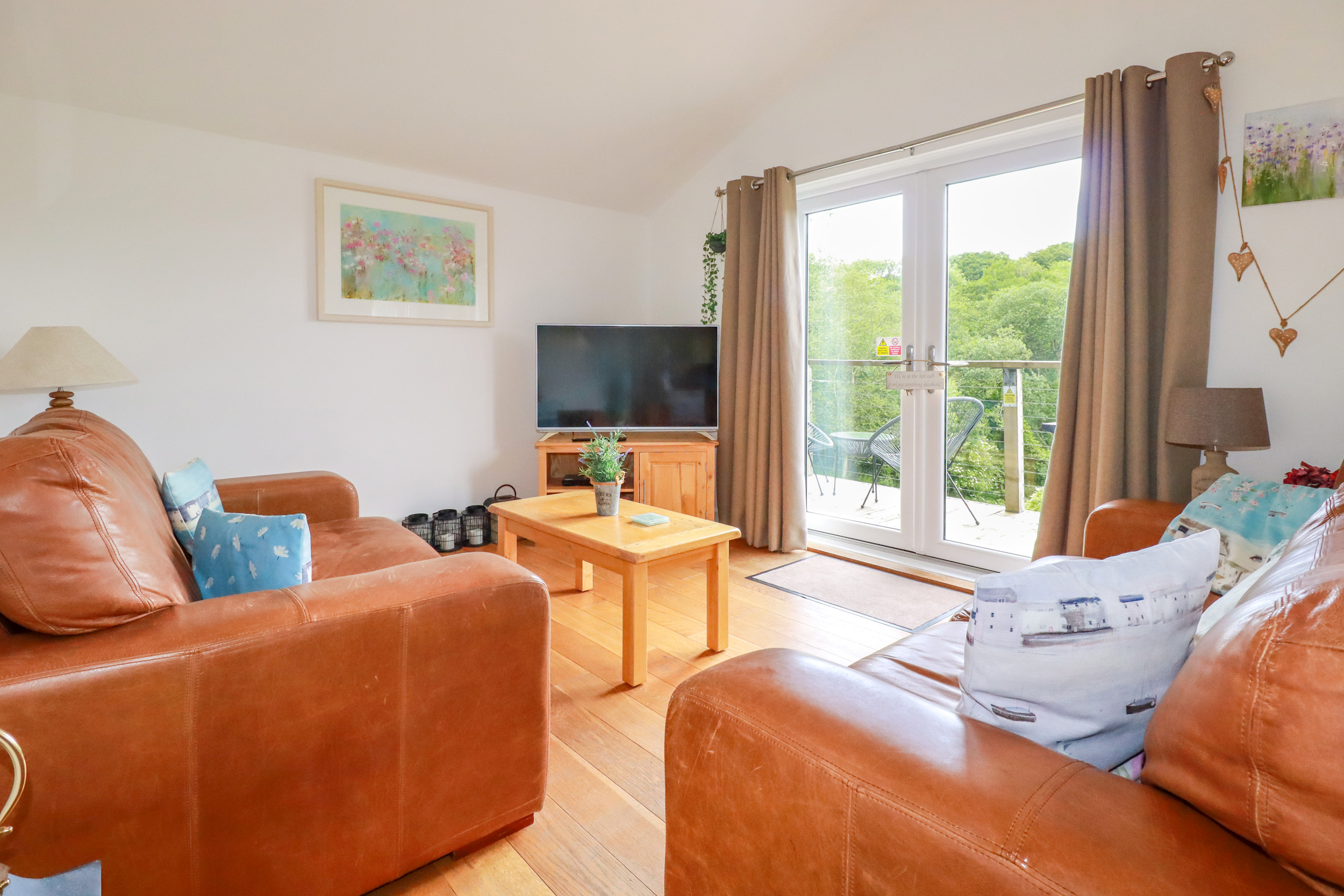 3 Lake View, Lanreath, Cornwall. Hot tub. Countryside. Ground-floor living. Open-plan. Pet-friendly.