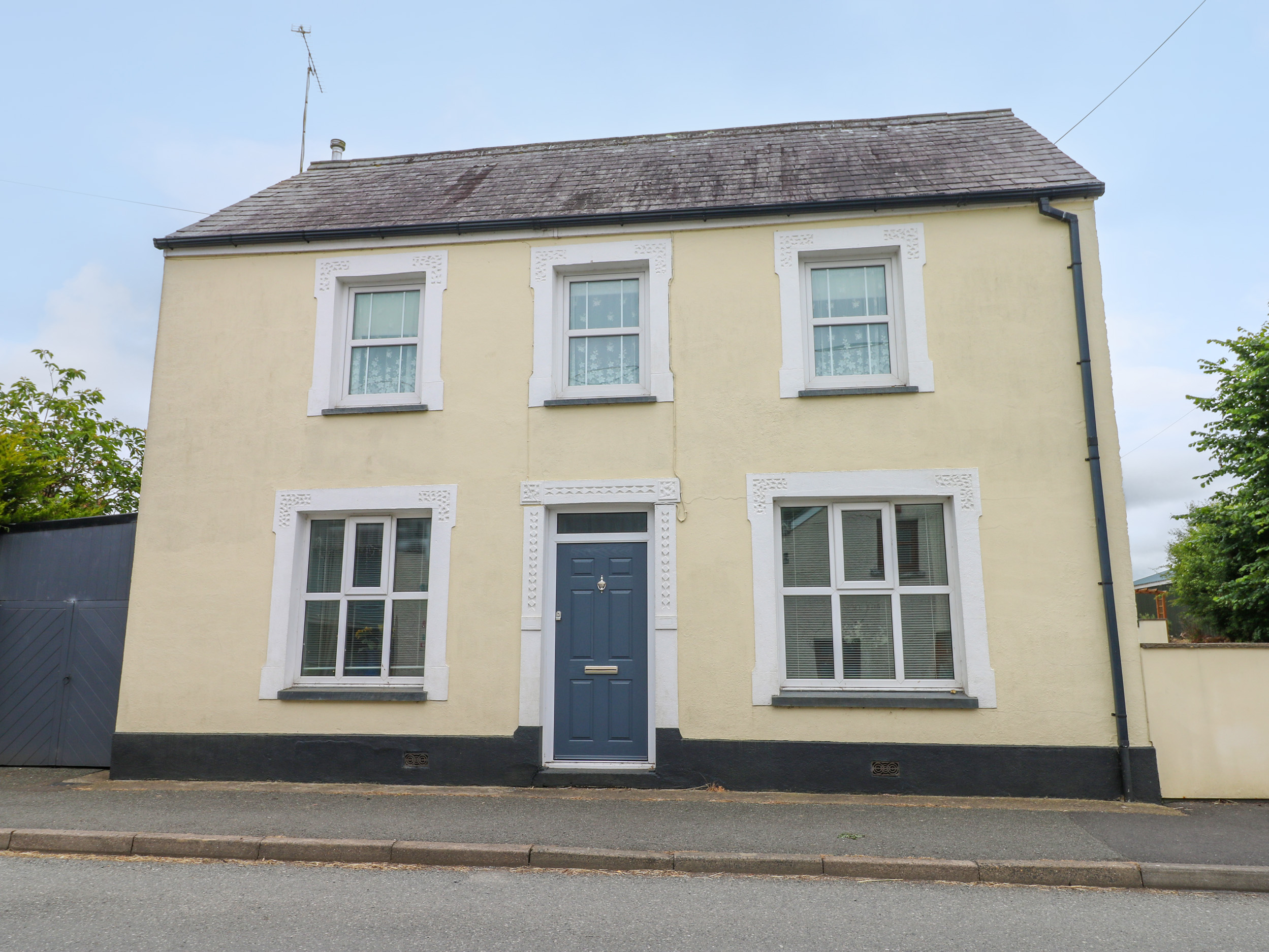 Station Hall, Cilgerran, Pembrokeshire, Wales. Hot tub. Pet-friendly. Child-friendly. Barbecue. WiFi