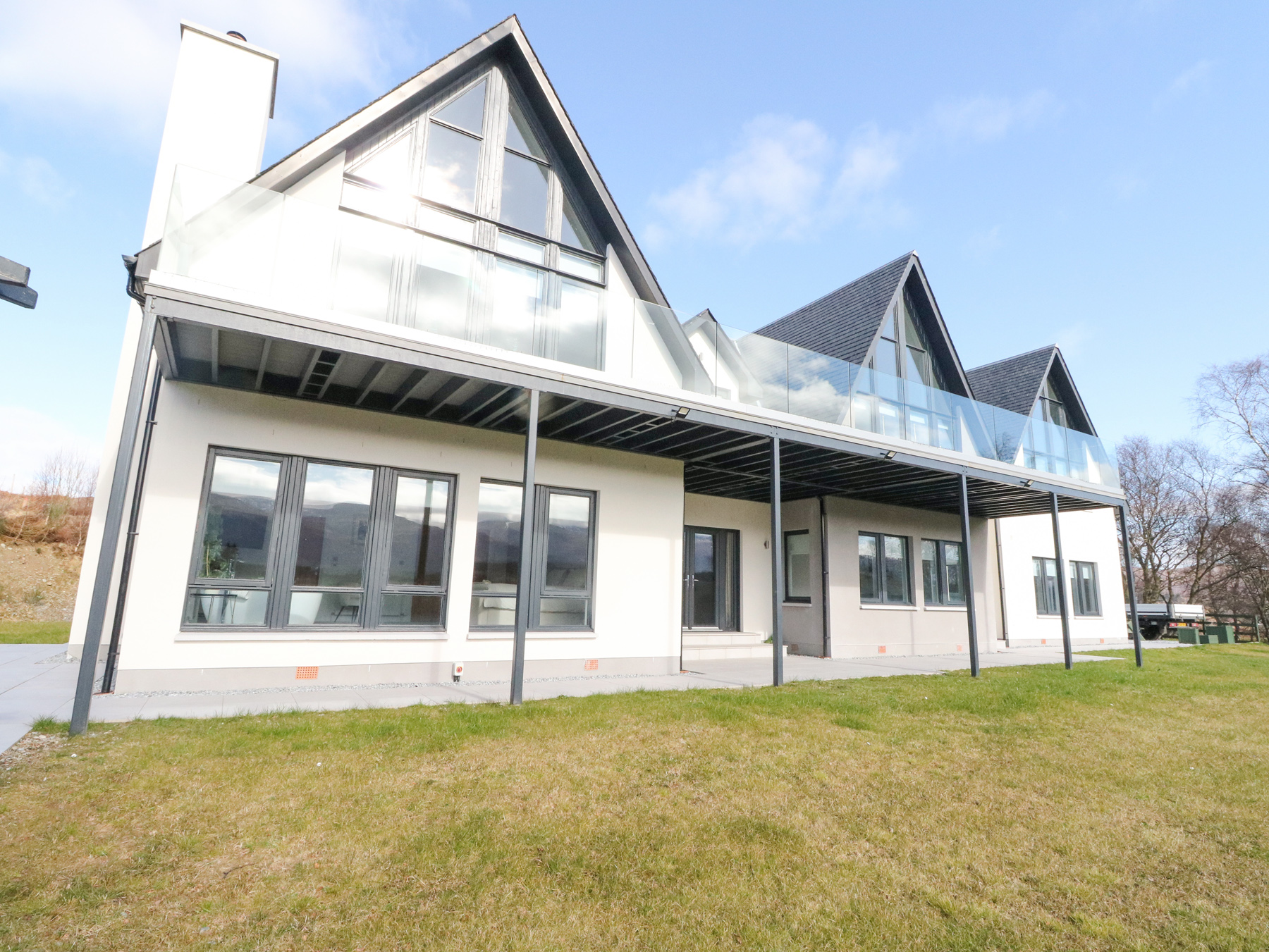 Macgregor Ranch, Spean Bridge, Highlands.. Hot tub. Woodburning stove. Smart TV. Open plan. En-suite