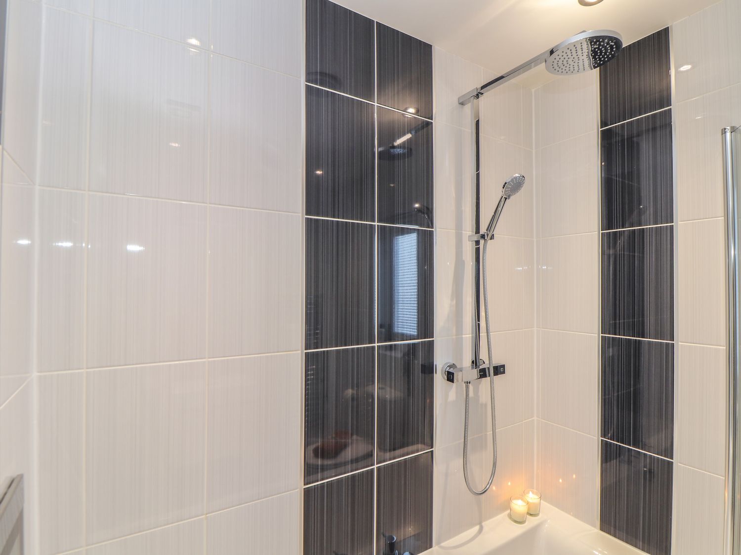Bay View in Portreath, Cornwall. Single-storey. Sea views. Hot tub. Pet-friendly. On-site facilities