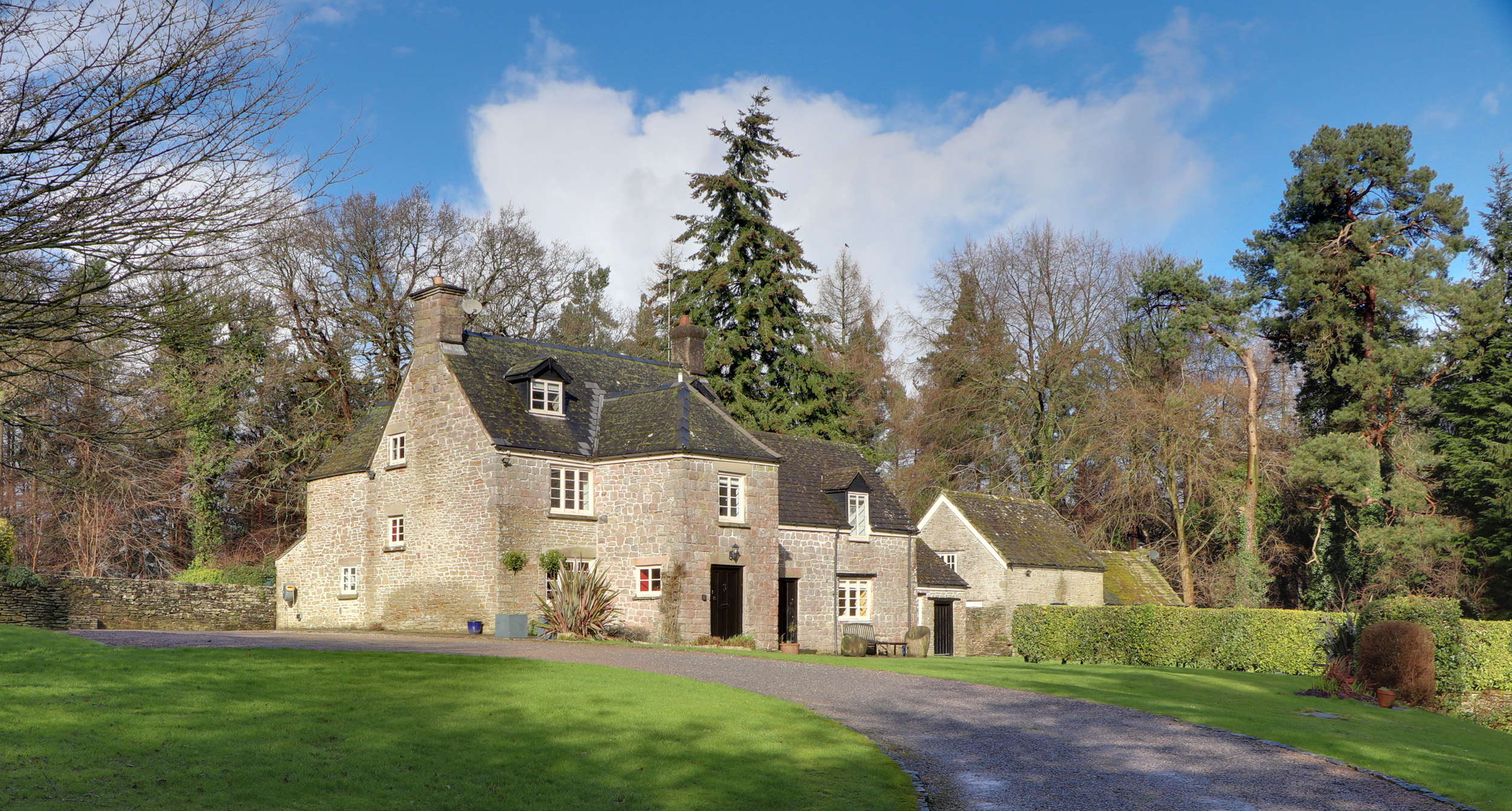 Danby Lodge, Yorkley, Gloucestershire. Swimming pool. Pet-friendly. Library. Cinema room. 6 bedrooms