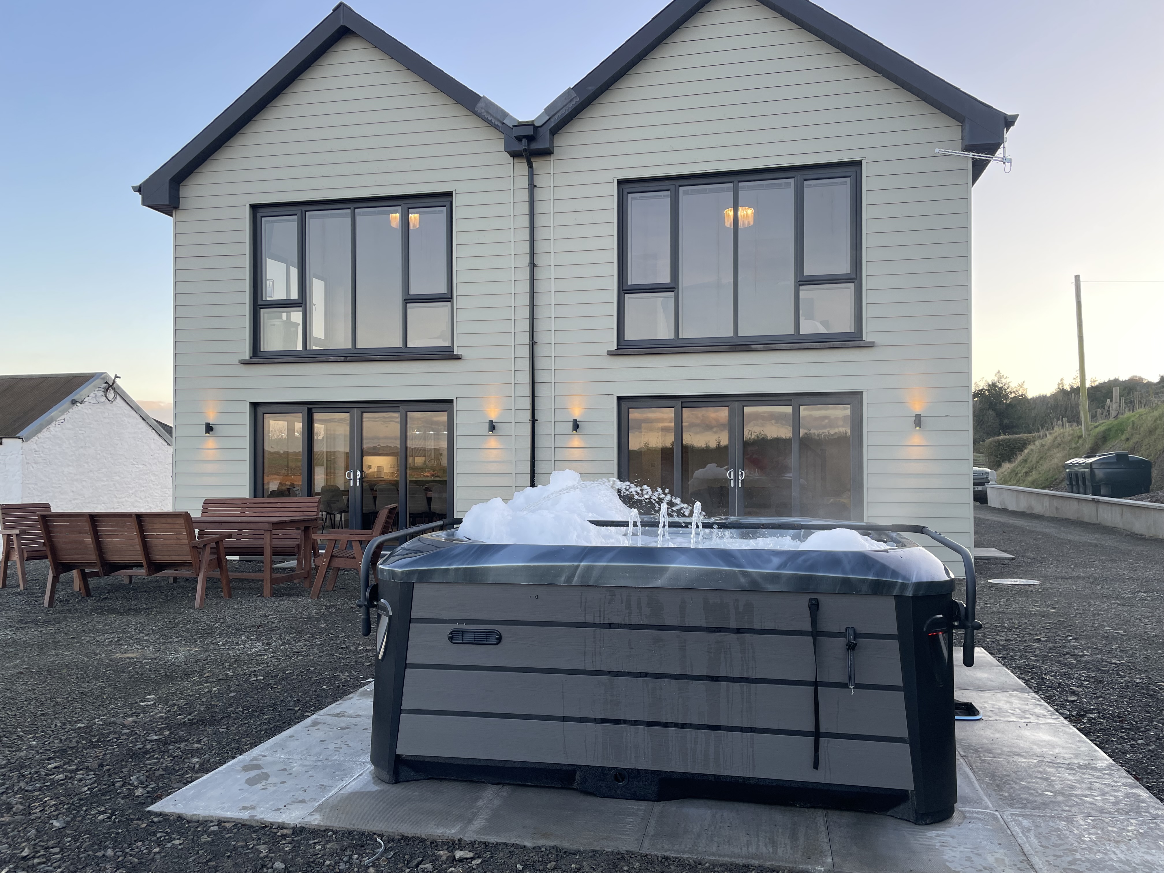 Little Pale, Whitland, Carmarthenshire. Hot tub. Woodburning stove. Freestanding bath. Pet-friendly.