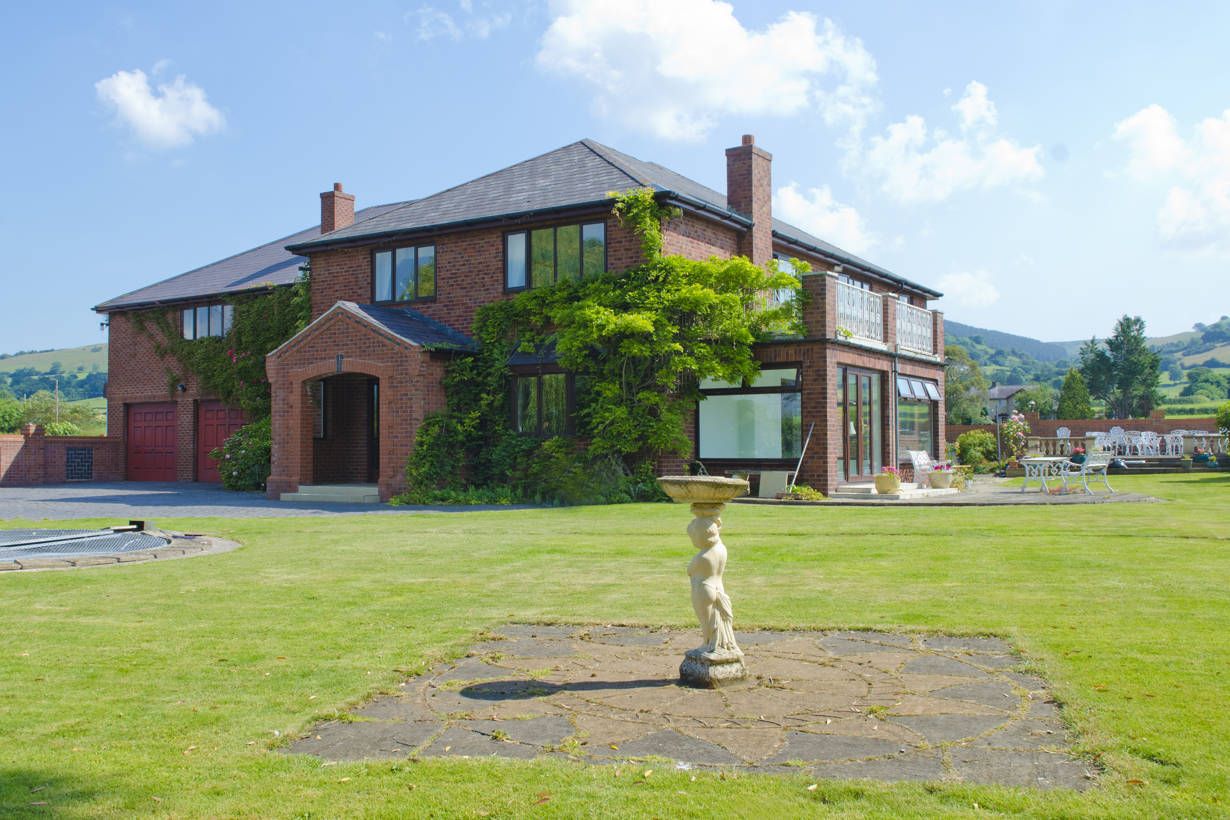 Tall Trees, Llandyrnog, Denbighshire. Barbecue. Swimming pool. Hot tub. Piano. Snooker room. Balcony