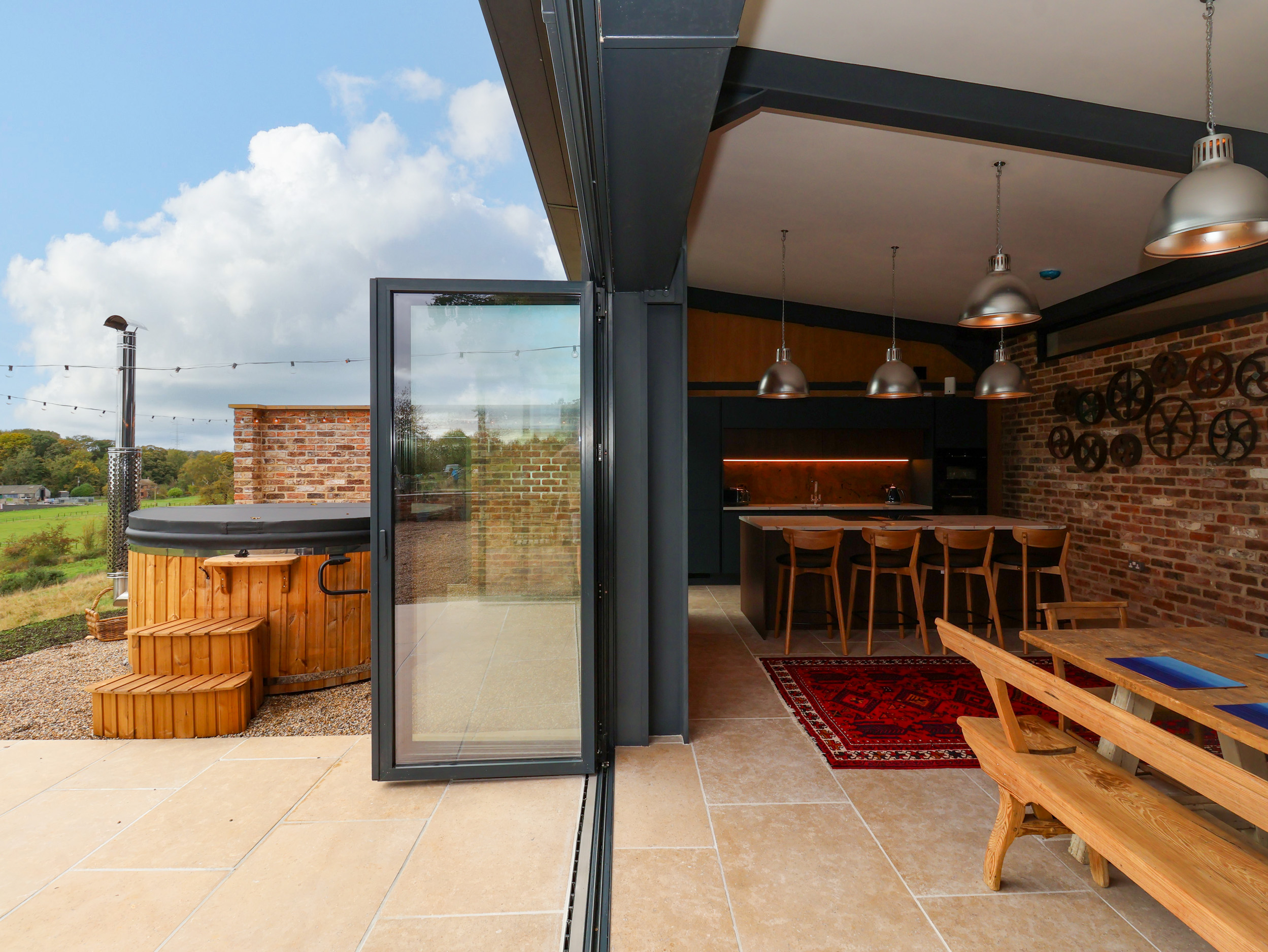 Brock House in Northallerton, North Yorkshire. Hot tub. Enclosed garden. Open-plan. Off-road parking
