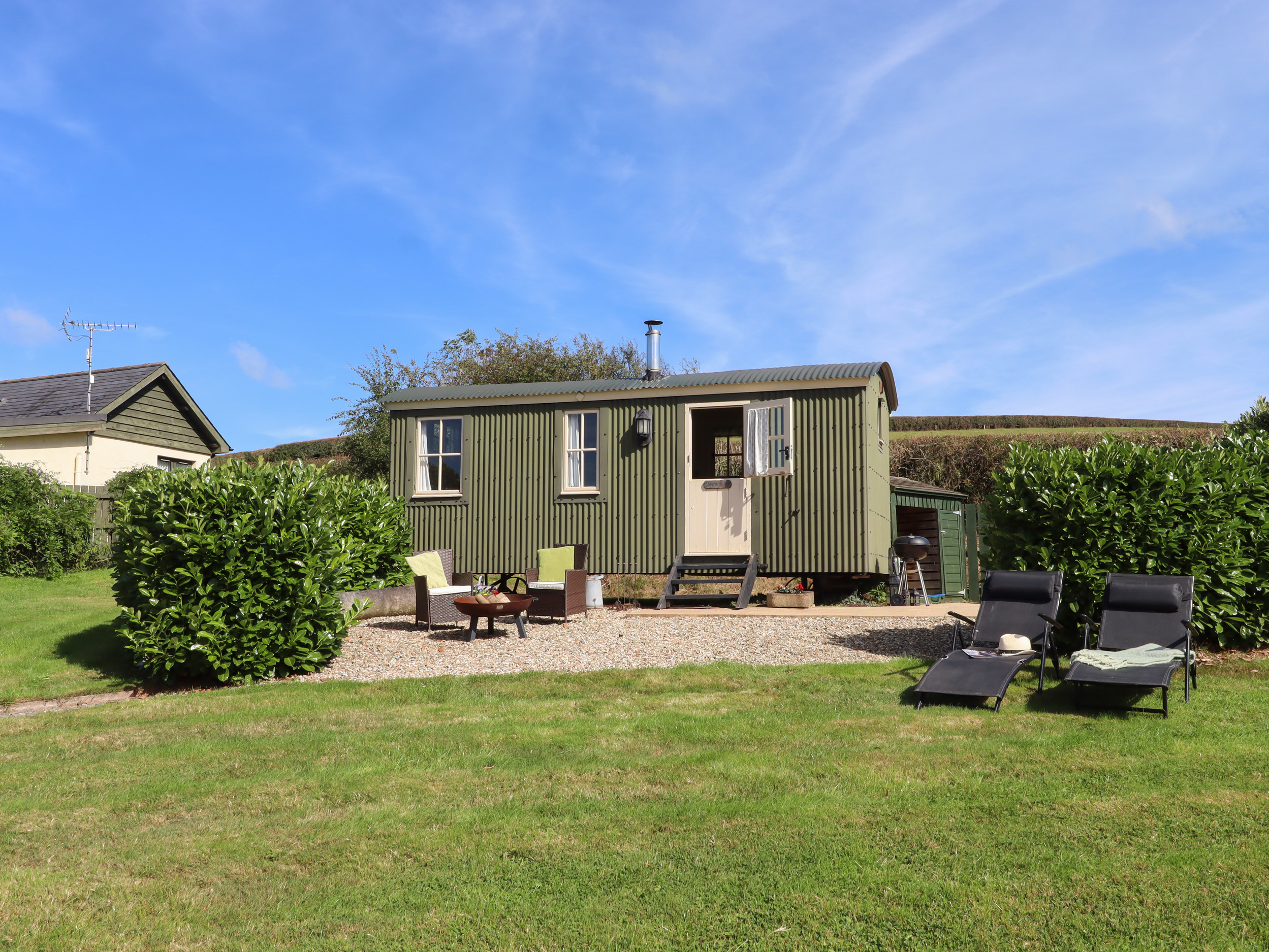 Shepherds Joy, Cheriton Fitzpaine, Devon. Hot tub. Romantic. Woodburning stove. Single-storey. WiFi.