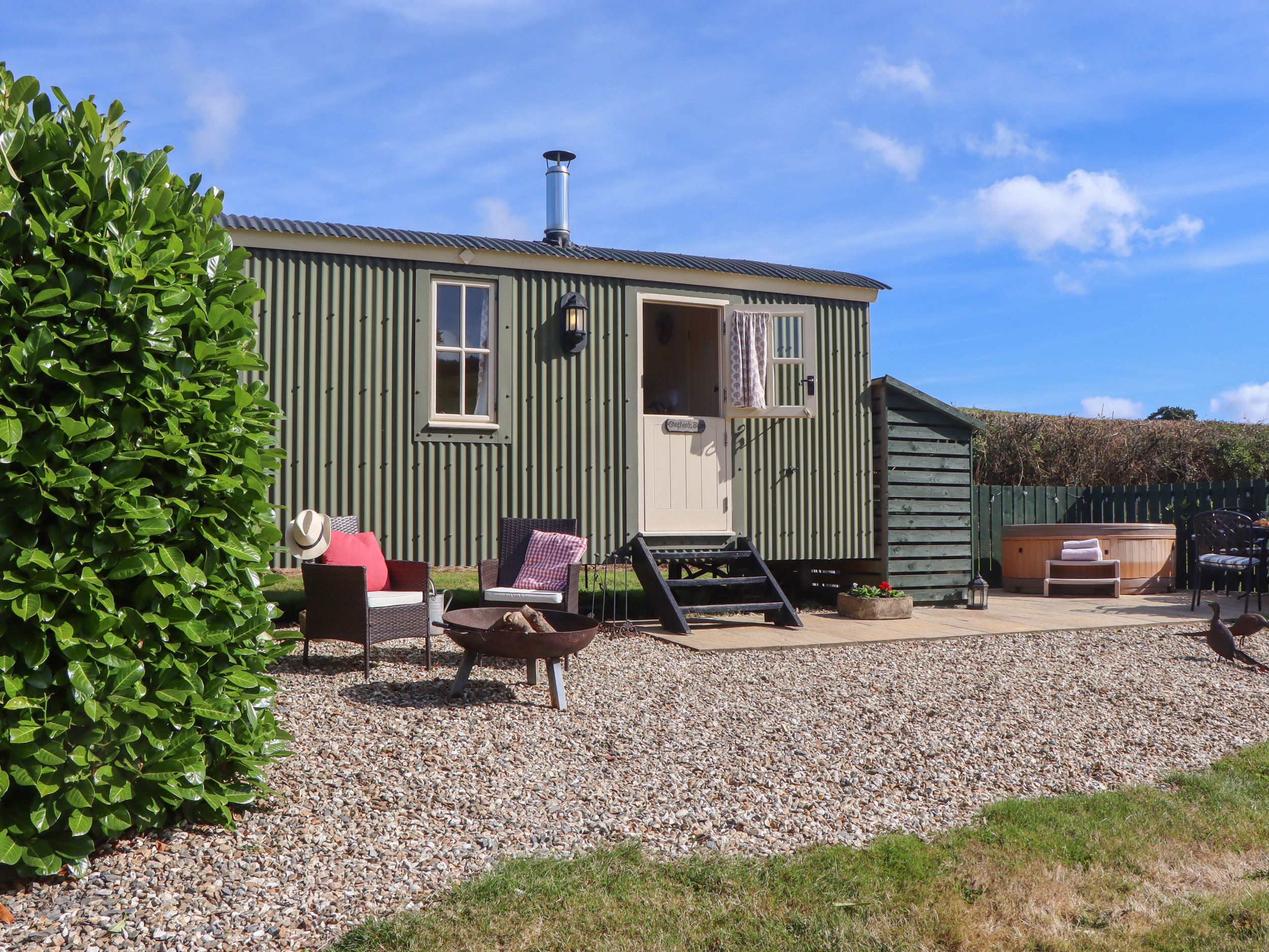 Shepherds Bliss nr Cheriton Fitzpaine, Devon. Hot tub. Romantic. Woodburning stove. Open-plan. WiFi.