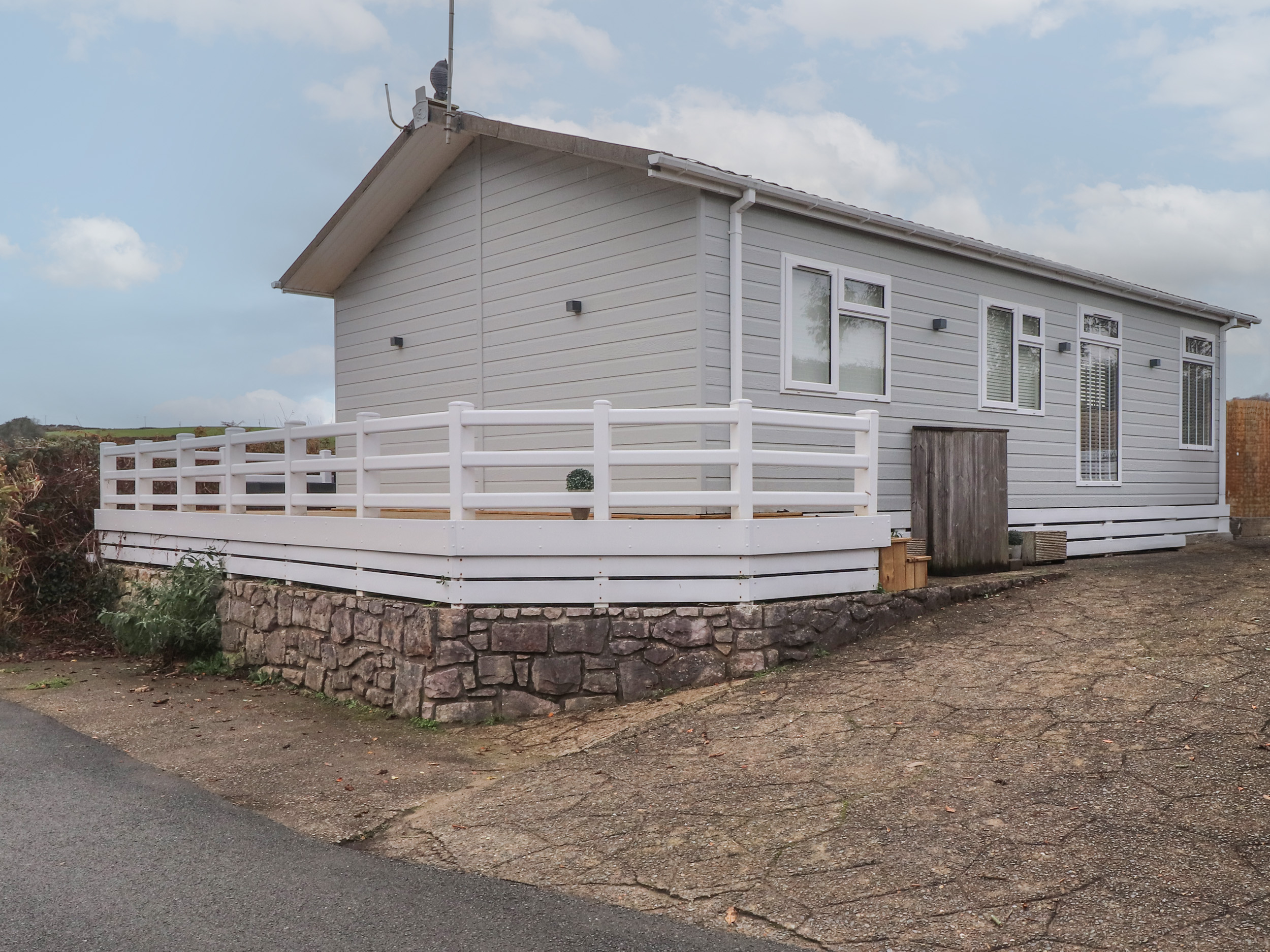 The Warren, Castellmarch, Gwynedd. Hot tub. Near beach. Decking. Electric fire. Off-road parking. TV