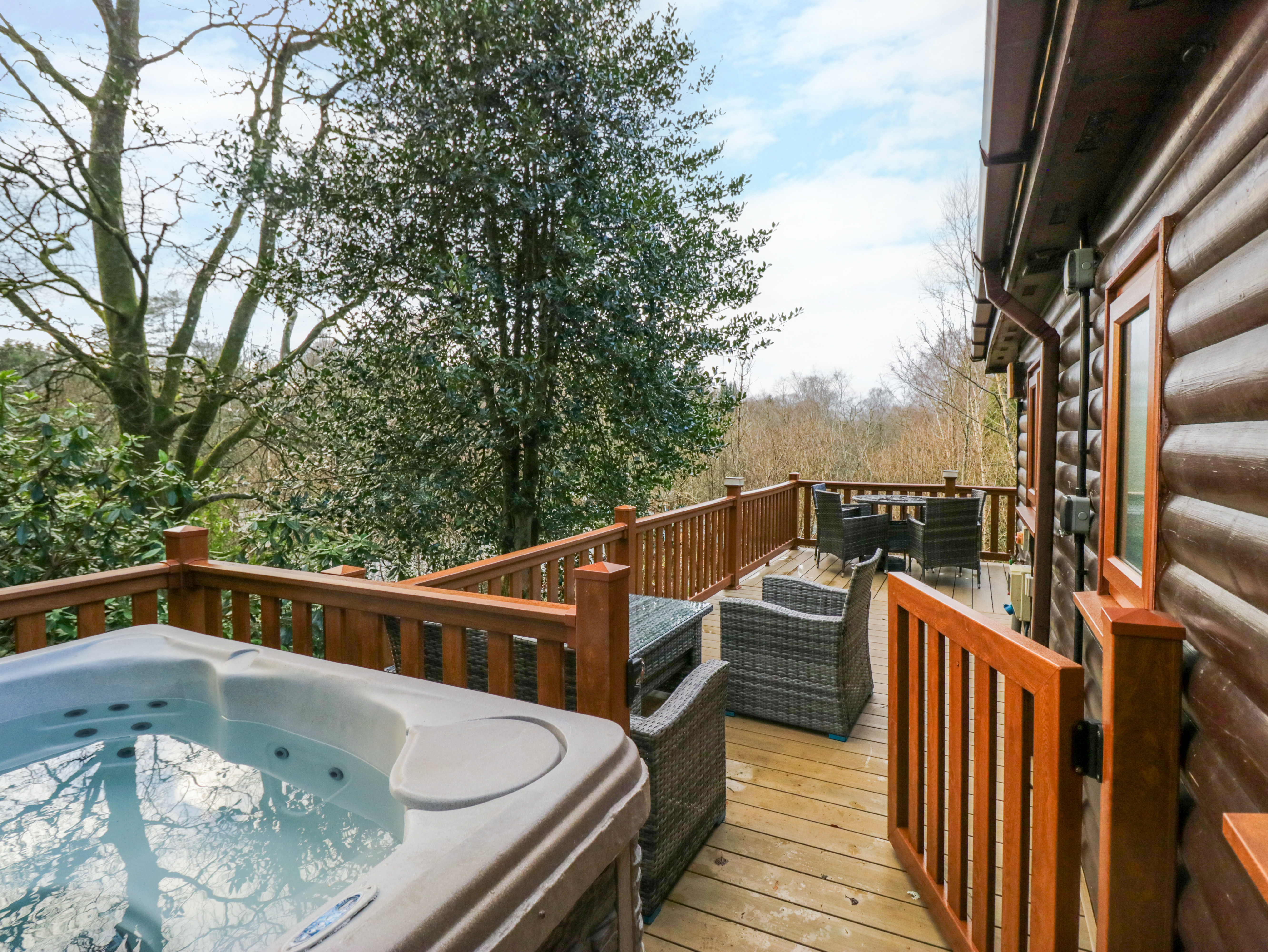 Esk Pike, Troutbeck Bridge, Cumbria. Open-plan. Single-storey. Hot tub. Smart TVs. Enclosed decking.