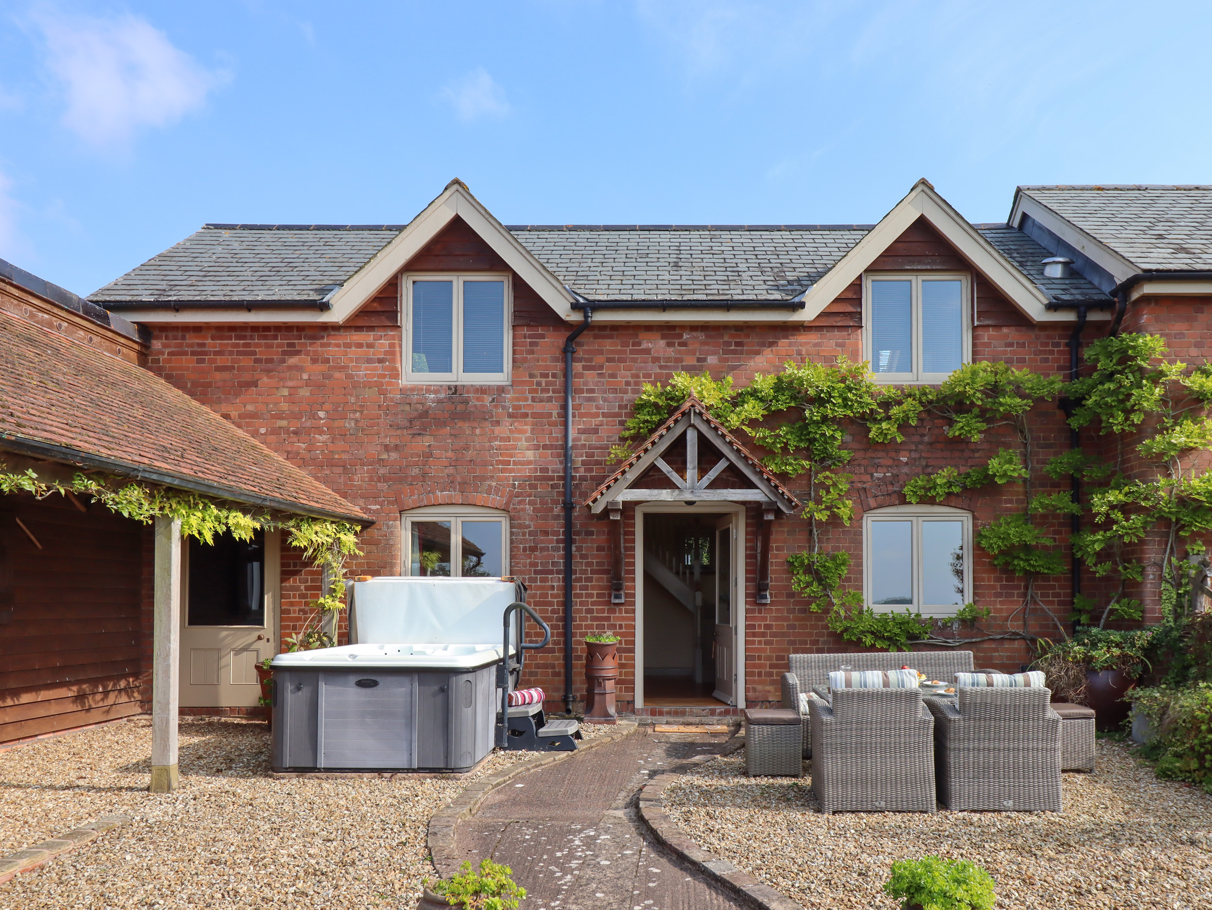 Sherway Shippen, Clyst Hydon, Devon. Garden with hot tub. Rural views. Off-road parking. TV. 