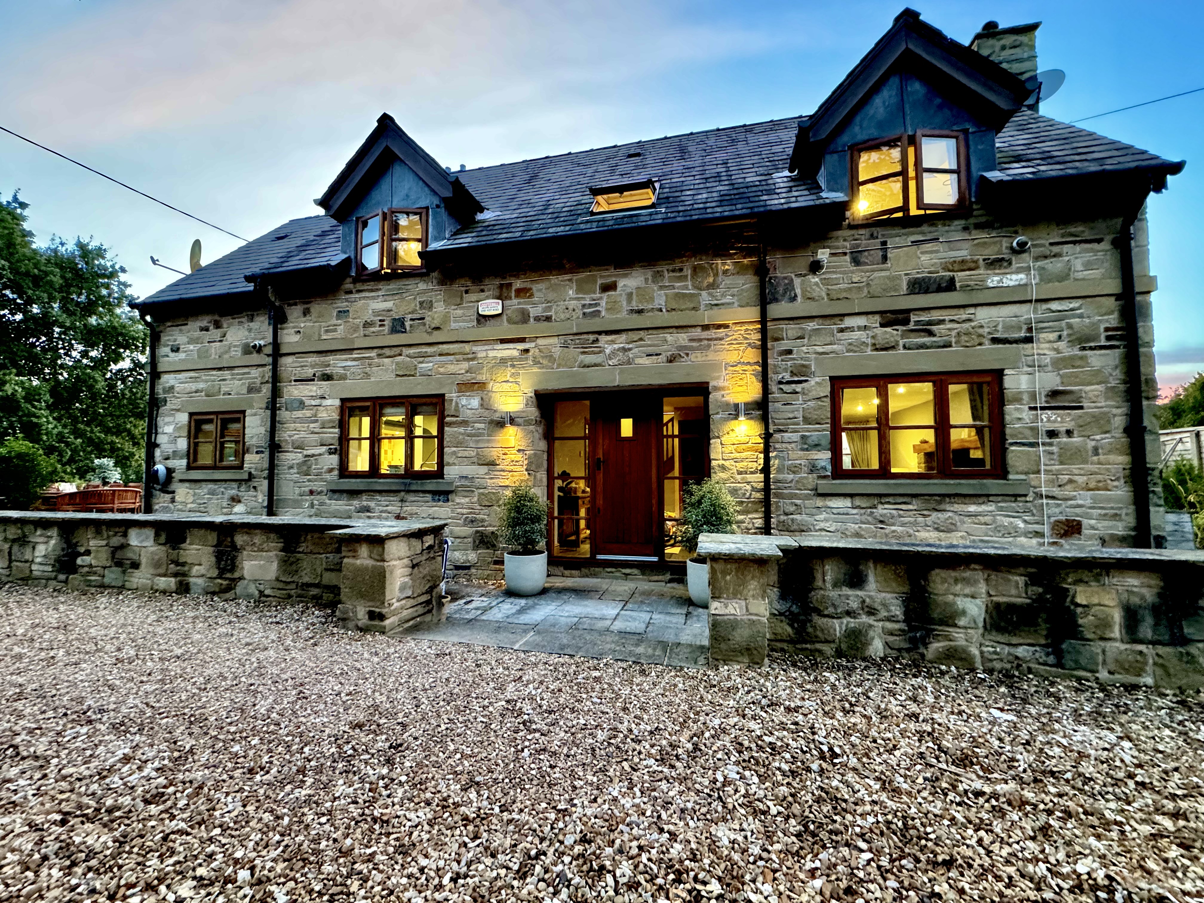 Windyridge, Marple Bridge, Greater Manchester. Hot tub. Woodburning stove. Smart TV. Enclosed garden