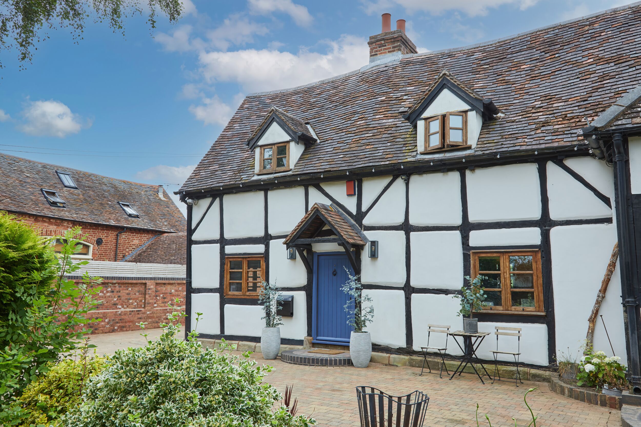 Secret Magpie, Balsall Common, West Midlands. Hot tub. Open fire. Woodburning stove. Enclosed garden