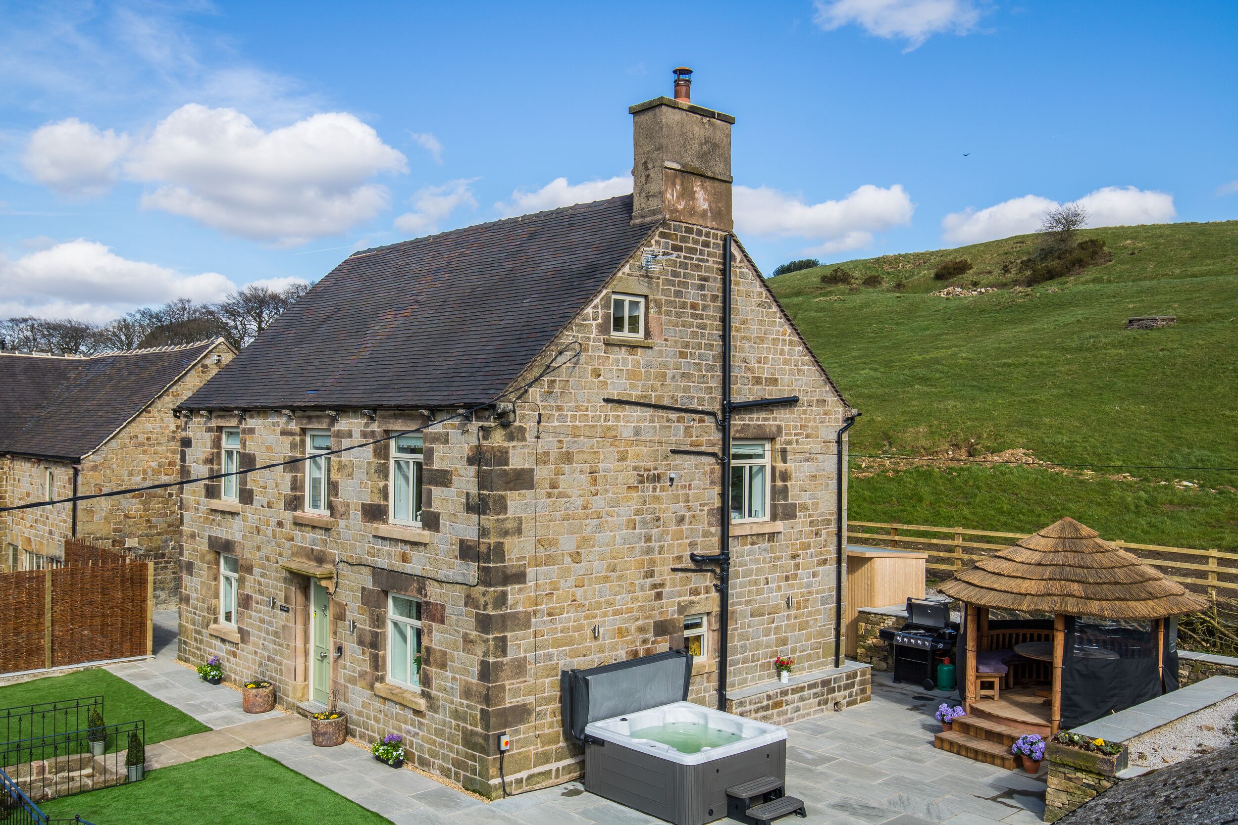 Holly Dale in Bradnop, near Leek, Staffordshire. Woodburning stove. Hot tub. Sauna. Barbecue. Rural.