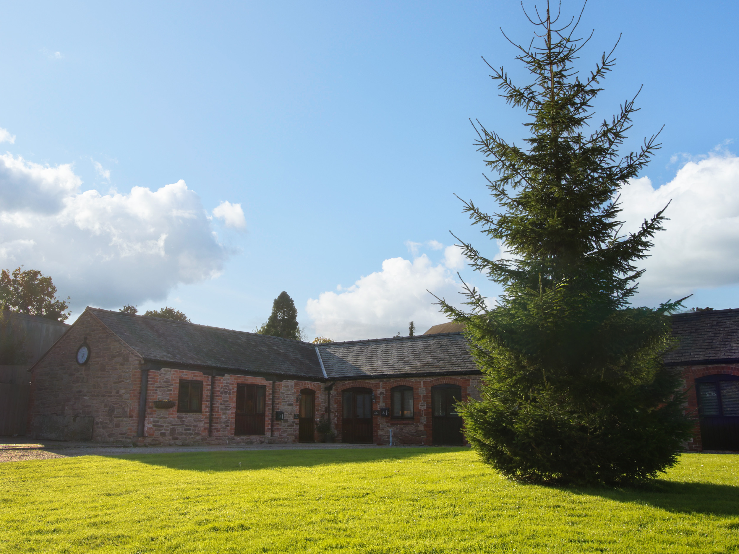 The Cart House, Alberbury, Shropshire. Hot tub. Romantic. Smart TV. Open plan. EV charging available