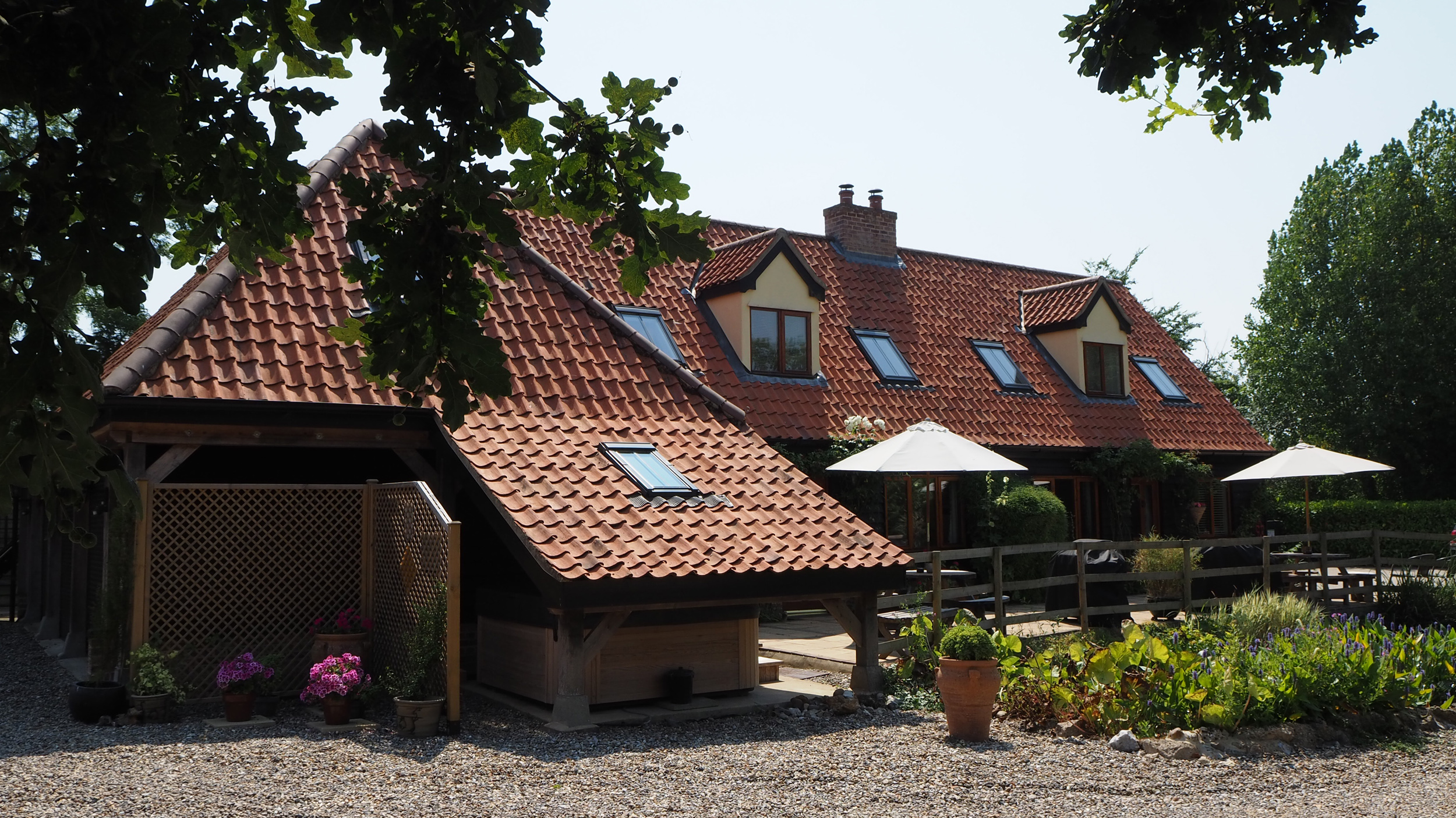 Cedar Cottage, Ilketshall St. Margaret, Bungay, Suffolk. Hot tub. Ground-floor living. Pet-friendly.