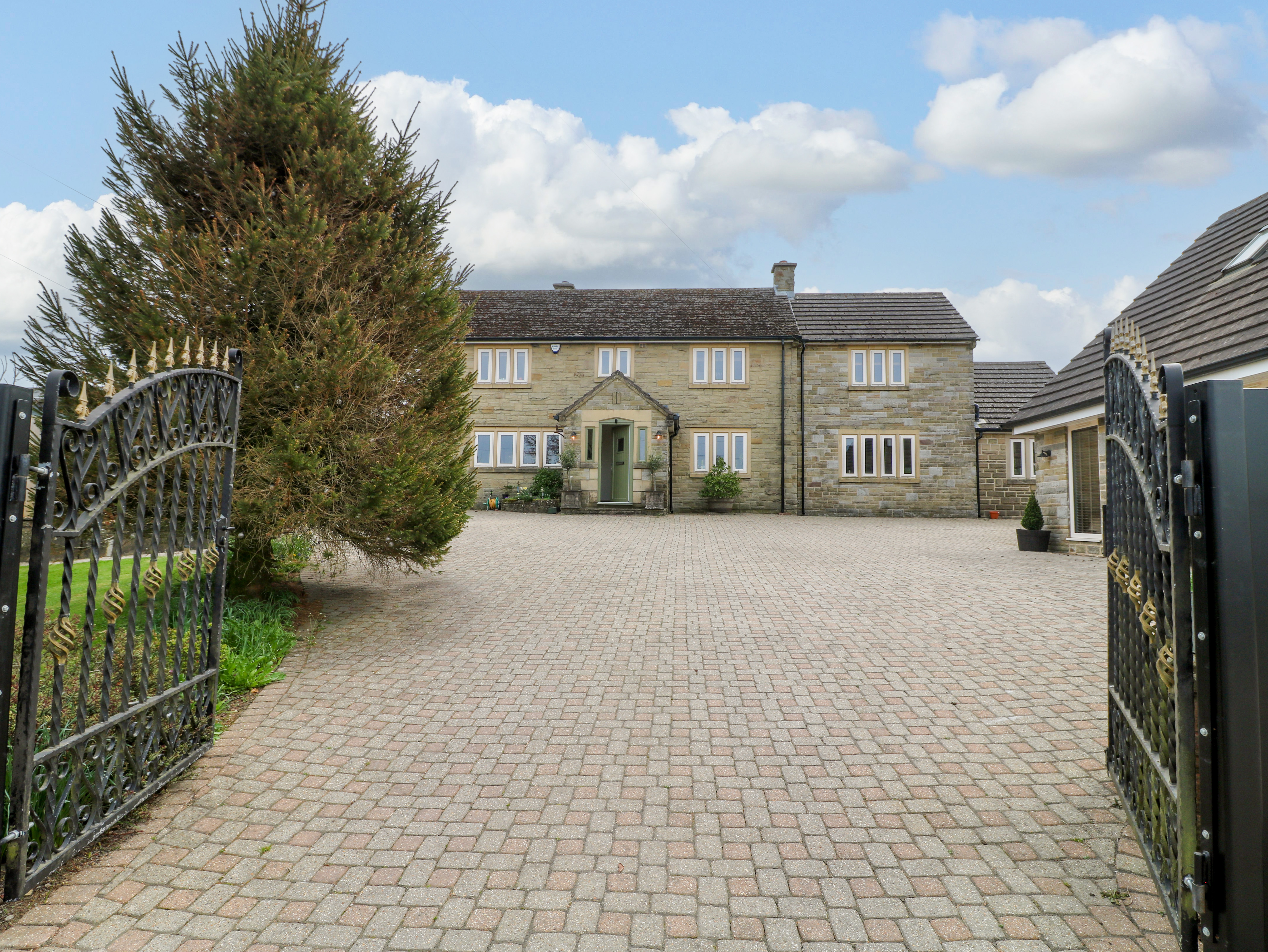 Cherry Tree Farm in Chesterfield, Derbyshire. Hot tub. Woodburning stove. Smart TV. Off-road parking