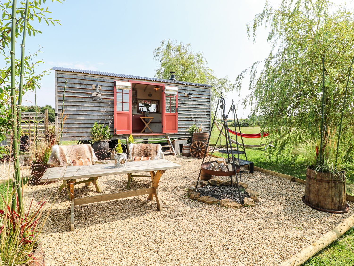 Bonnie's Shepherds Hut Bottesford Redmile Vale of Belvoir. Single-storey. Hot tub. Rural