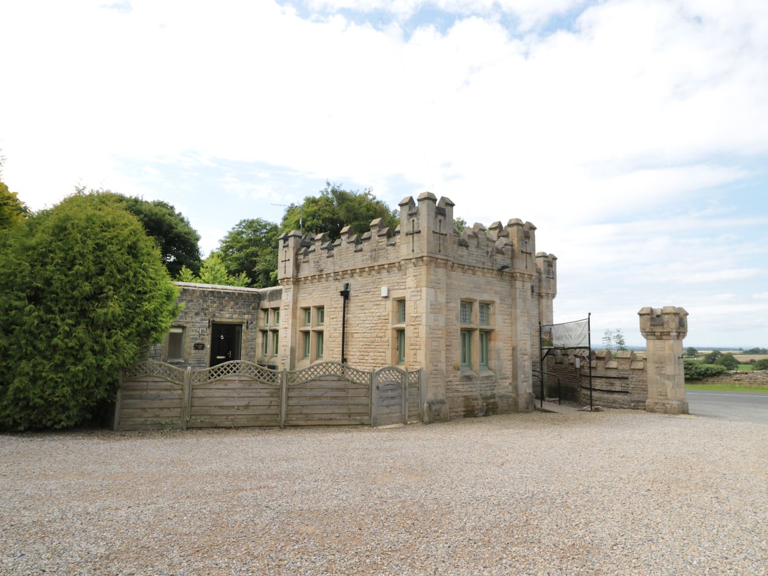 Walworth Castle Lodge nr Darlington, County Durham. Pet-friendly. Dishwasher. Hot tub. Single-storey