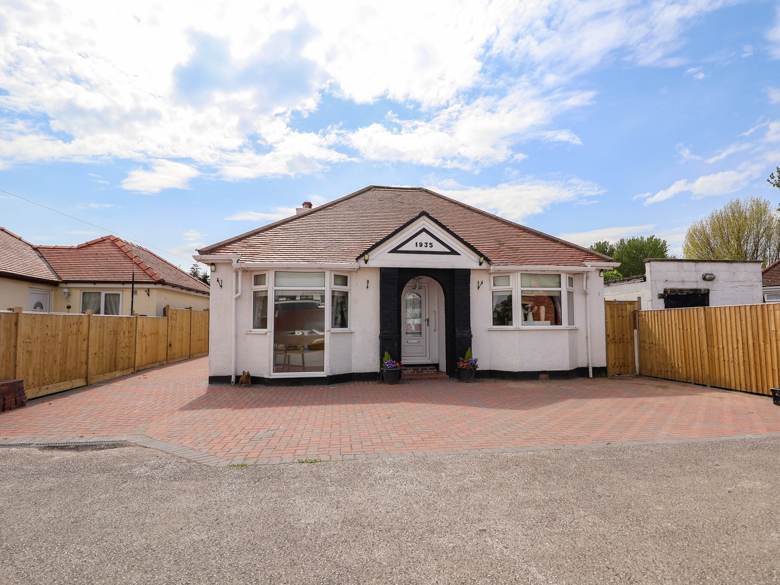 Brimrod, Talacre, Flintshire. Hot tub. Near beach and amenities. Enclosed garden. Three pets allowed
