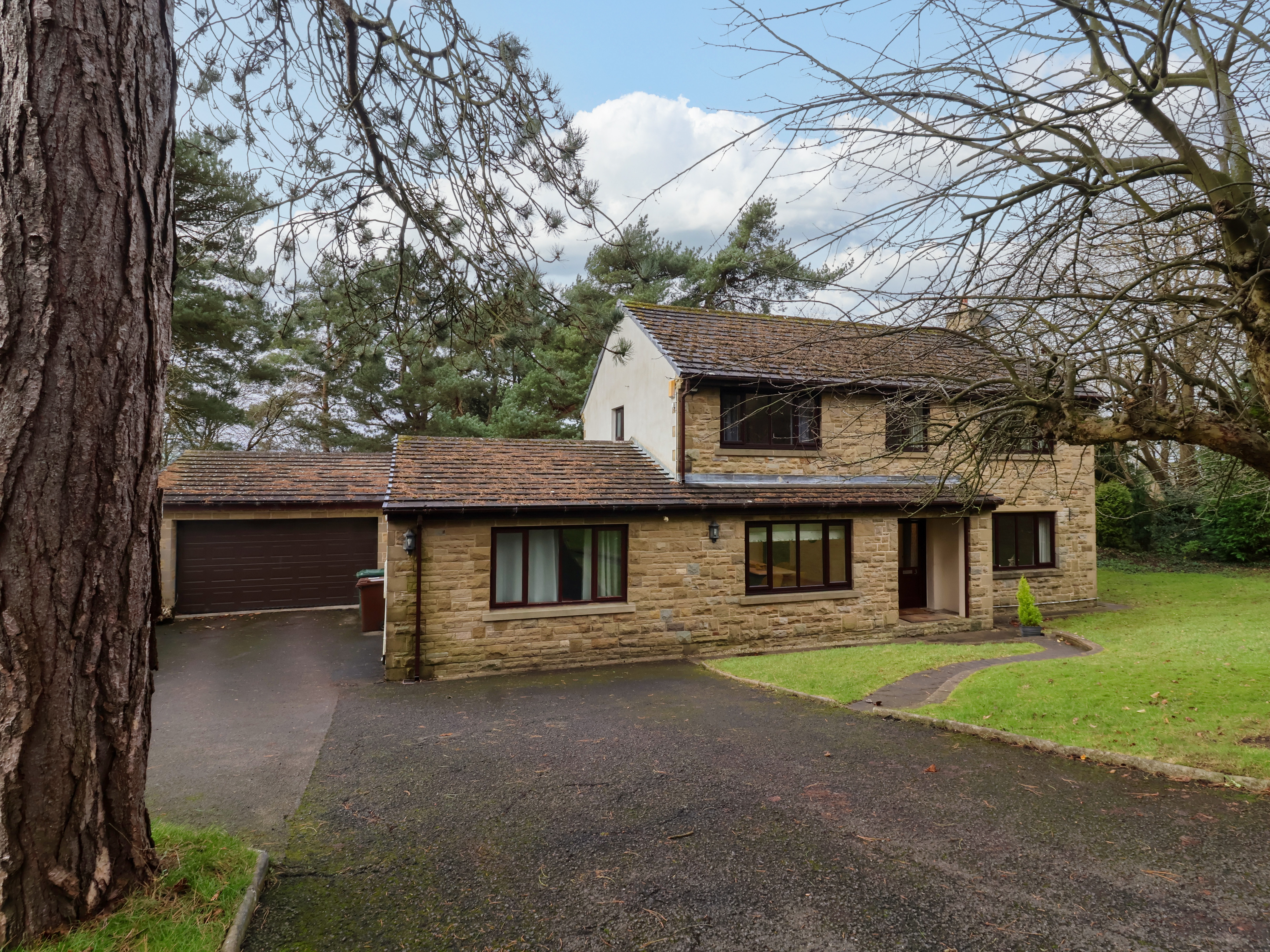 The Pines rests in Skipton, North Yorkshire with pet-friendly policies, a cinema room, and a hot tub