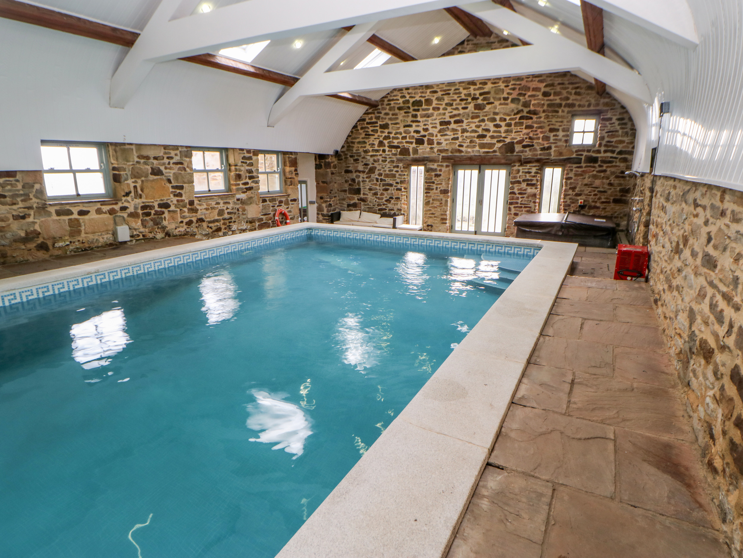 Heartwell Cottage, Wolsingham, Durham. Hot tub. Freestanding bath. Smart TV. Pet-friendly. Open-plan