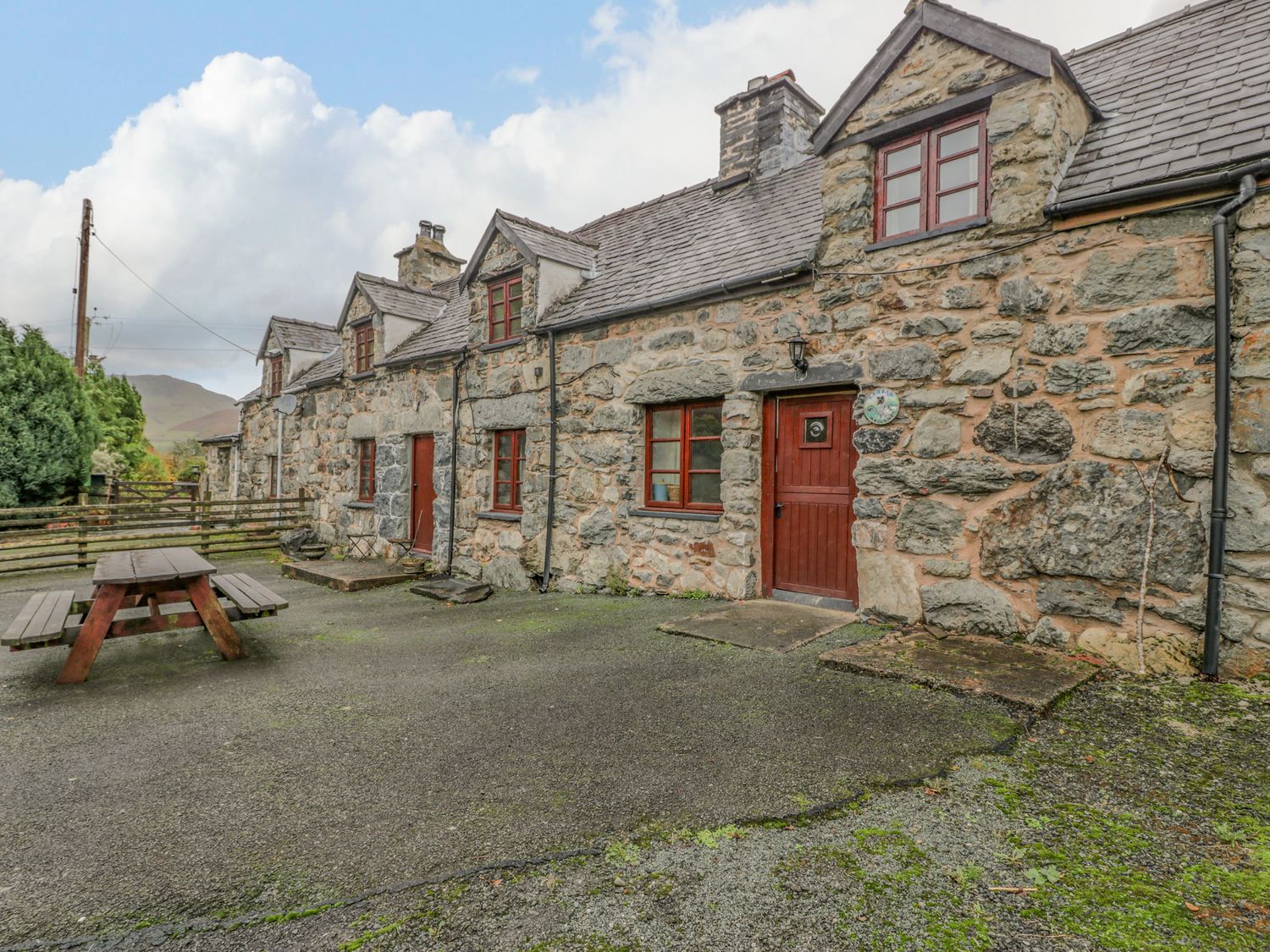 Ysgubor, Dinas Mawddwy, Gwynedd. Eryri (Snowdonia) National Park. Farmhouse with games room, hot tub