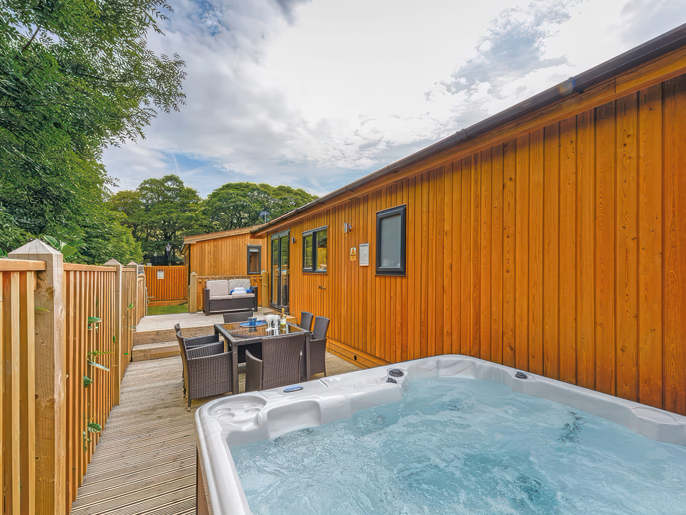 Dovestone Spa 6 (Lodge 6), Greenfield, Greater Manchester. Pet-friendly. Barbecue. Hot tub. Sofa bed