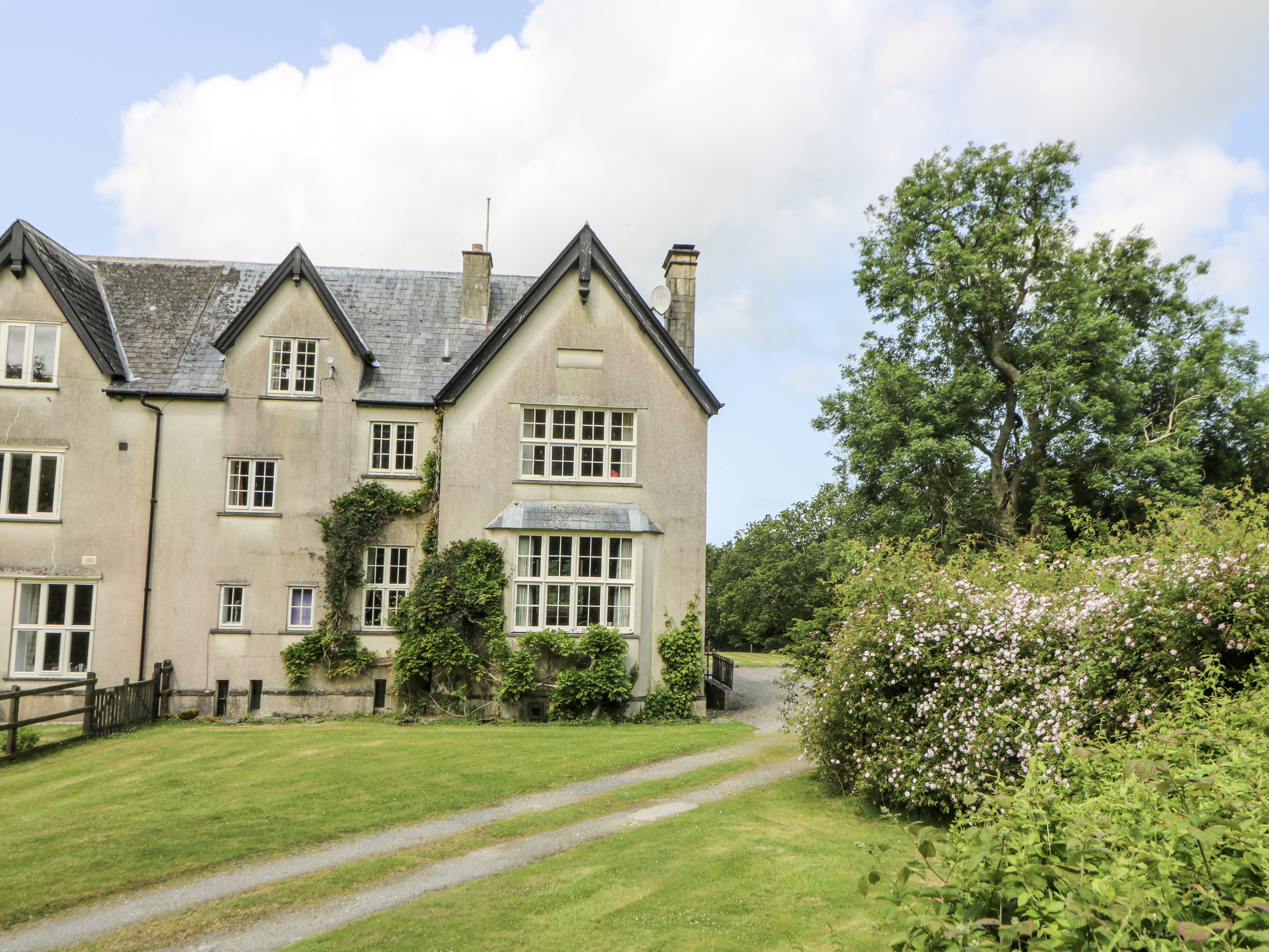 5 bedroom Cottage for rent in Newport