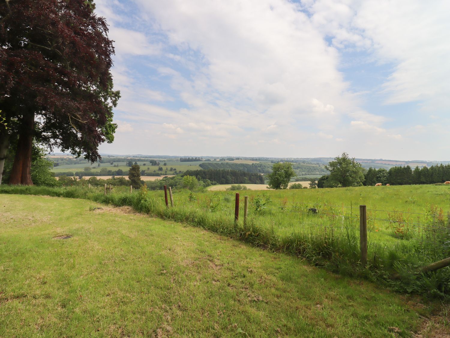 Henhouse Farm, a pet-friendly cottage in Bodenham, Herefordshire with hot tub and countryside views.