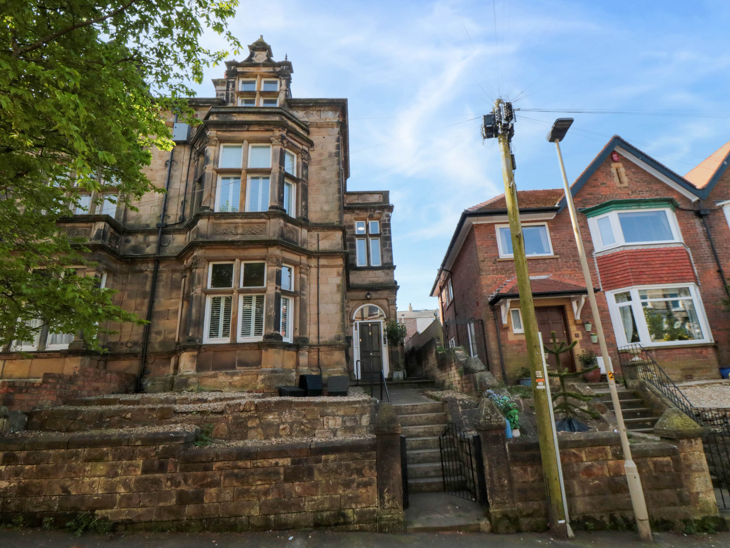 Coronation House in Scarborough. Woodburning stove.Hot tub. Child-friendly. Allows pets. Near beach.