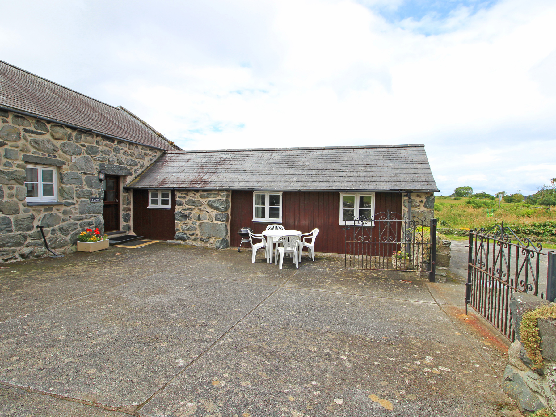 2 bedroom Cottage for rent in Harlech