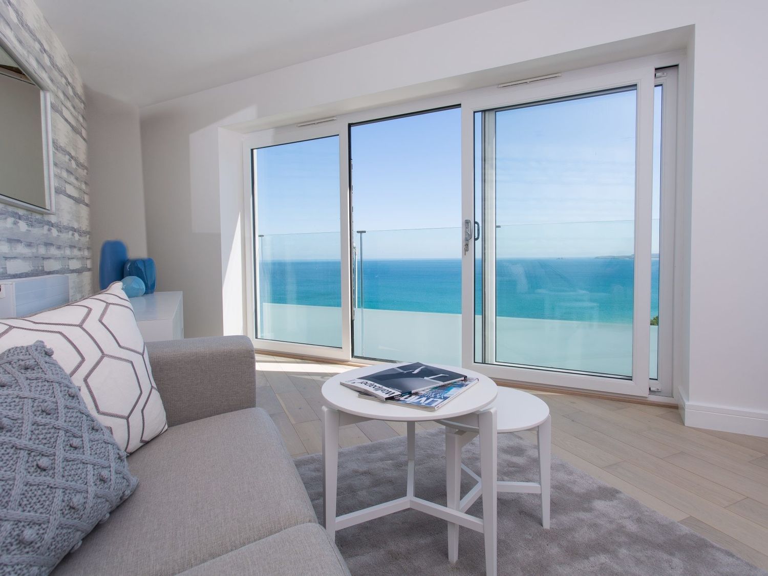 7 Atlantic Watch rests in Carbis Bay, Cornwall. Near beach. Hot tub. Sea views. Dishwasher. Balcony.