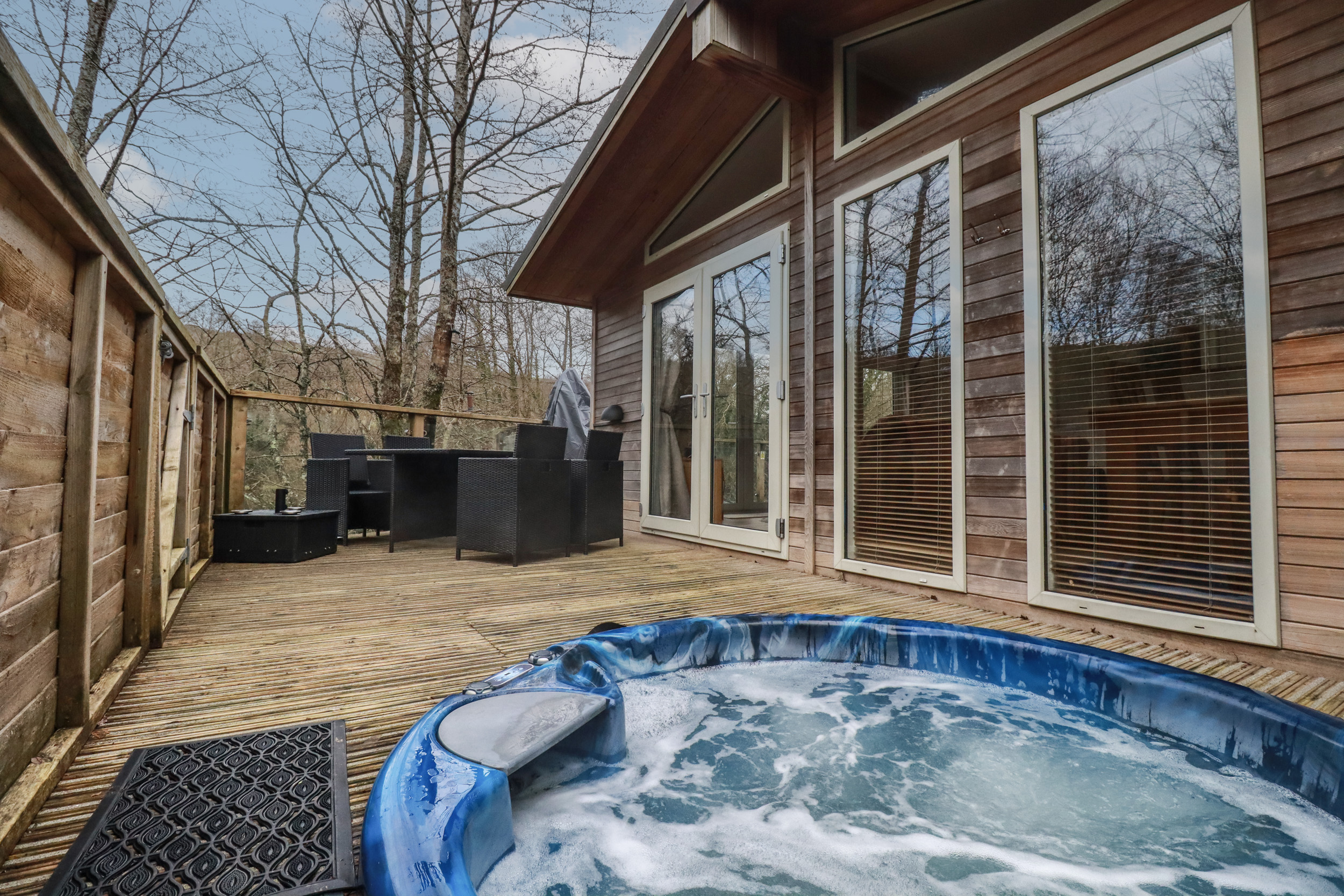 1 Miller's Island, Lanreath, Cornwall. Hot tub. Lake views. Single-storey. Pet-friendly. Countryside