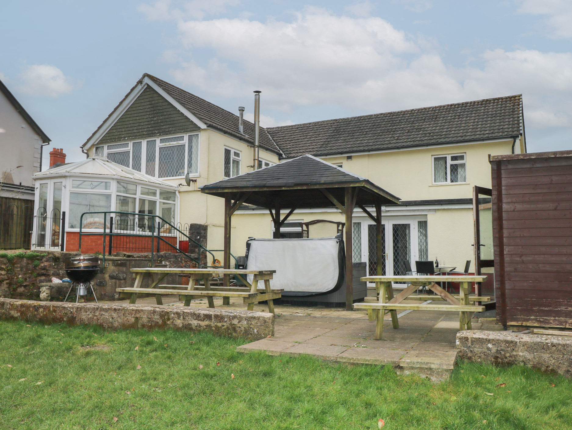 Greenhaven, Narberth, Pembrokeshire. Hot tub. Woodburning stove. Barbecue. Pet-friendly. Games room.