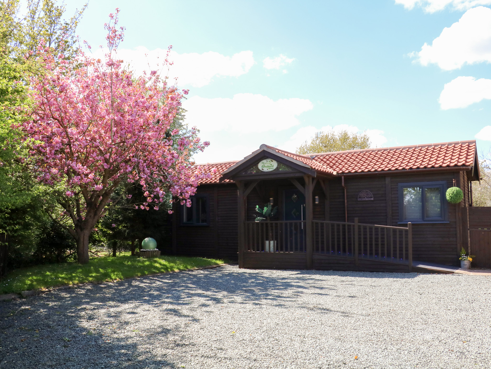 The Orchard, Kirton Lincolnshire. Hot tub. Enclosed garden. Pet-friendly. En-suite. Off-road parking