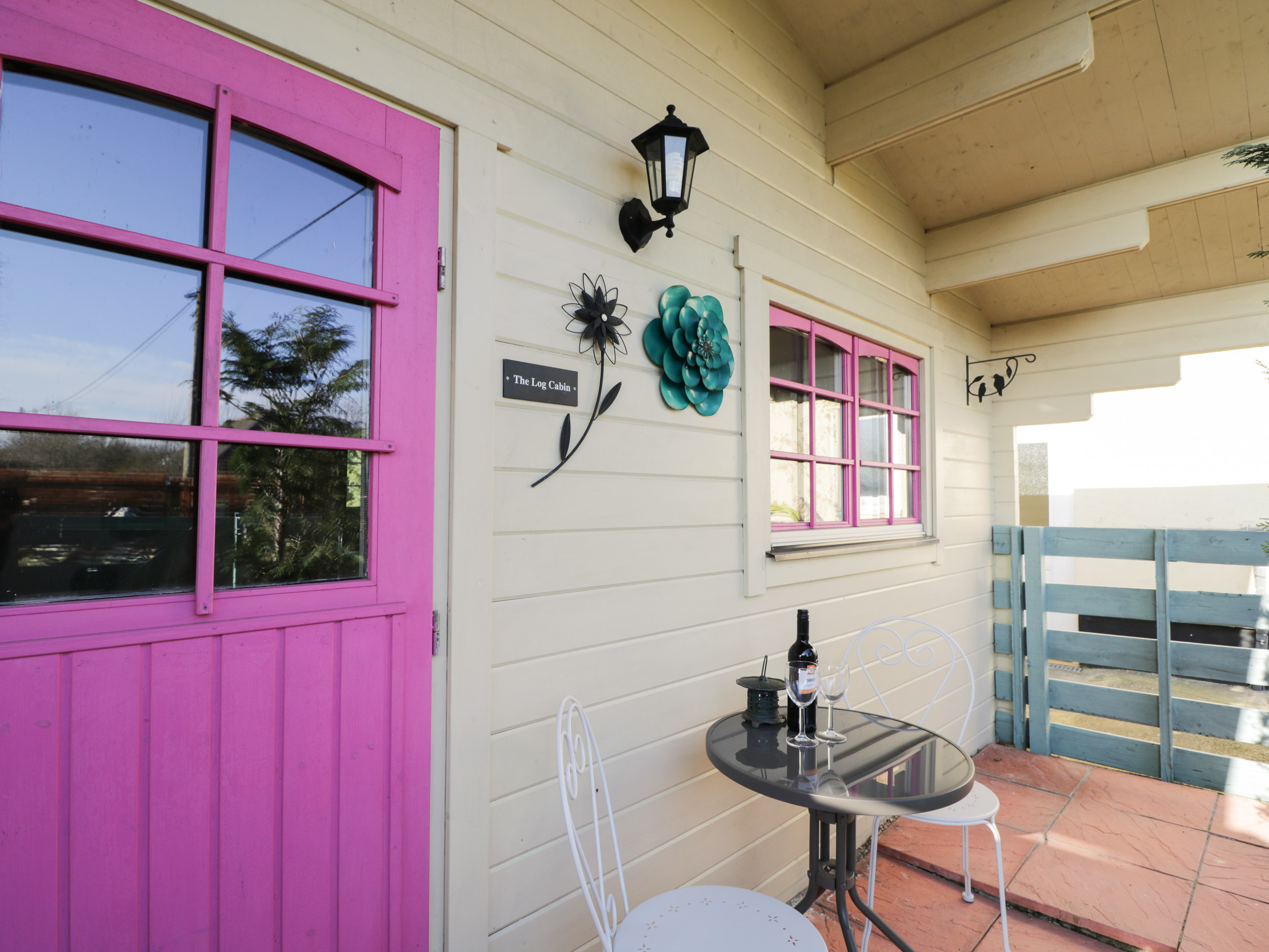 The Log Cabin, Royal Wootton Bassett Dog Friendly Holiday Cottage in