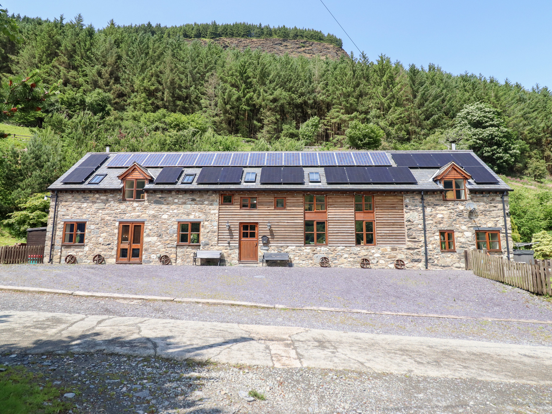 Y Sgubor, Wales