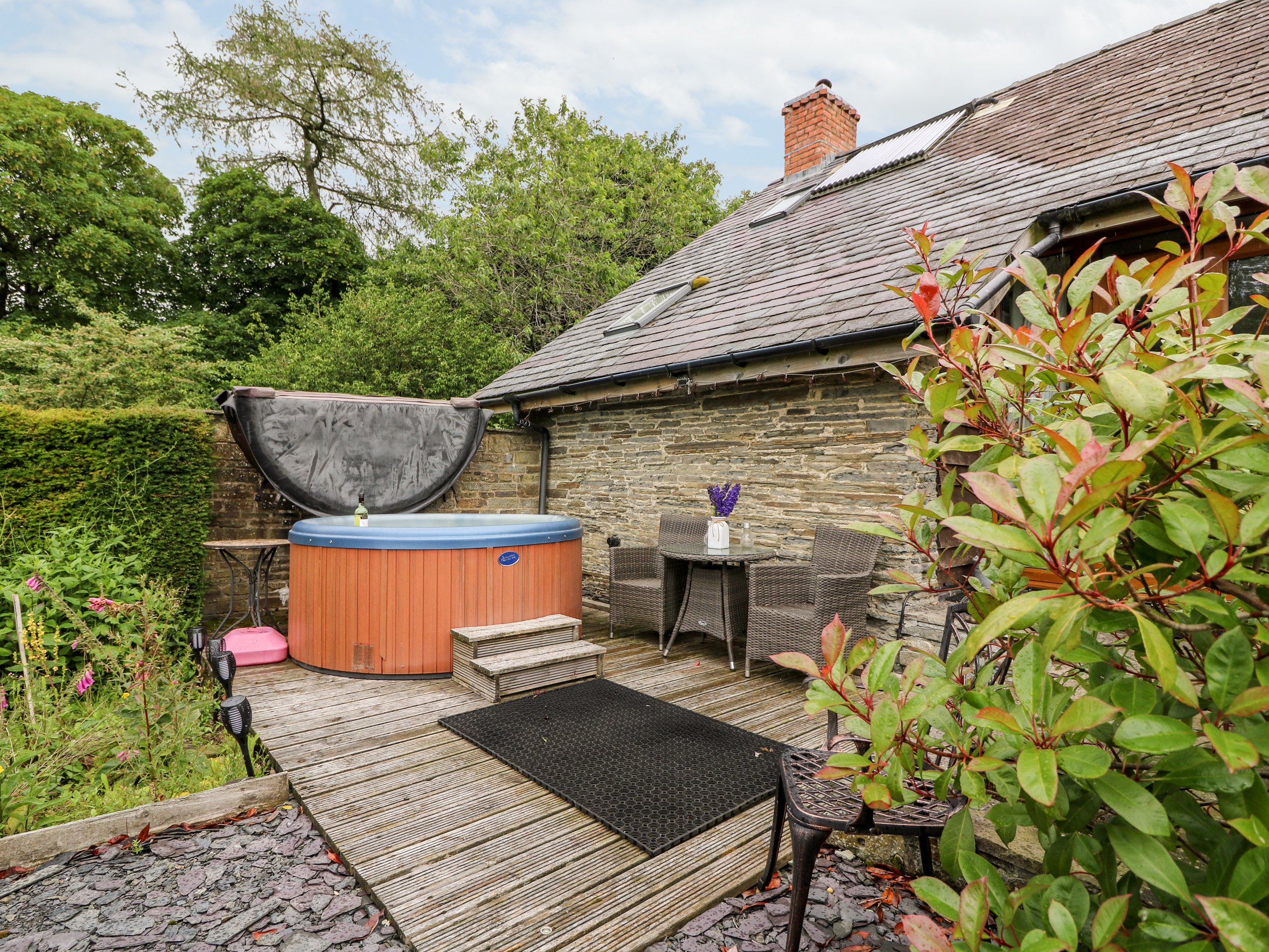 dog friendly holiday cottages with hot tub
