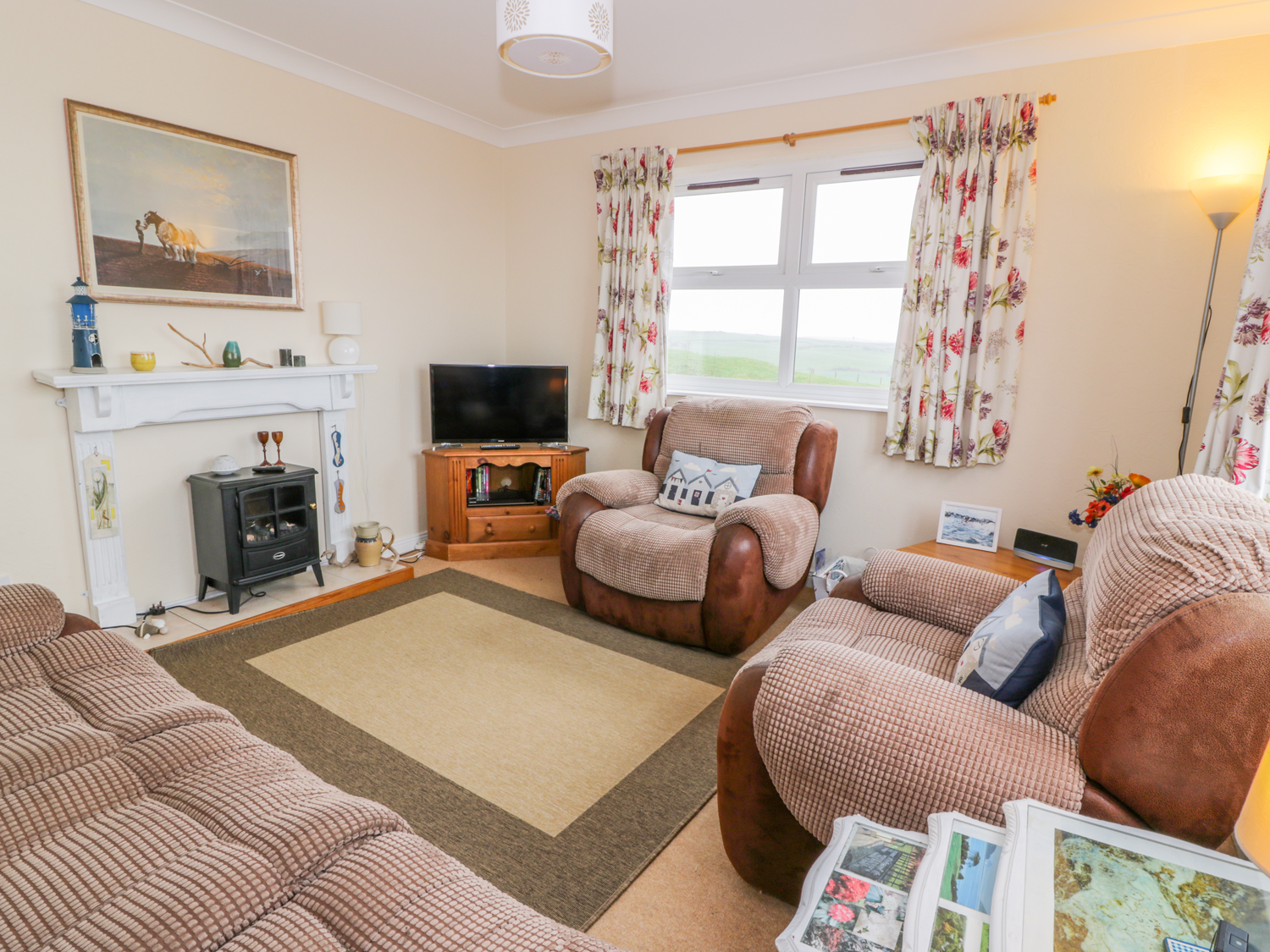 Craws Nest Bungalow Dog Friendly Holiday Cottage in Glenluce