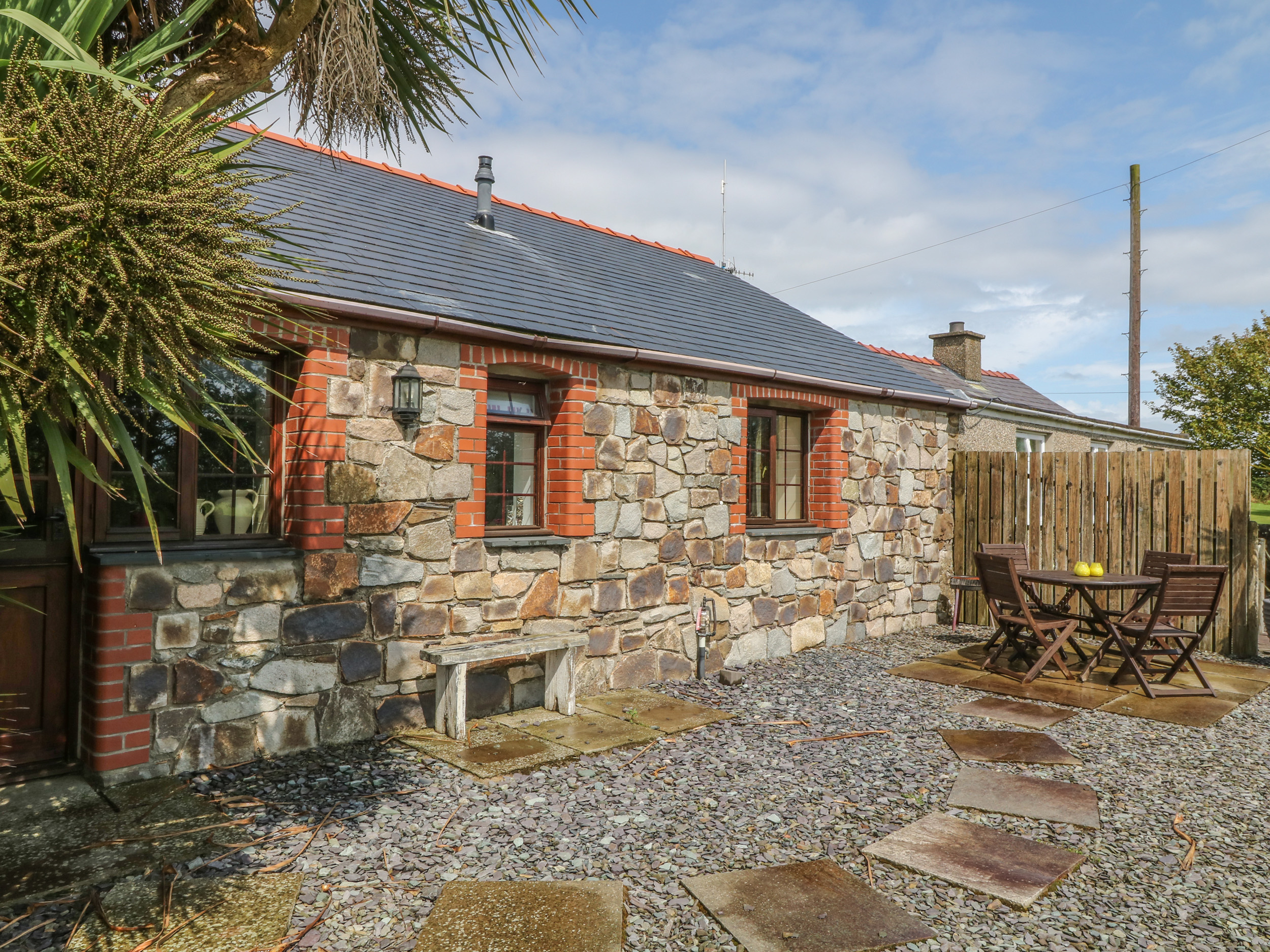 Nyth Y Wennol Dog Friendly Holiday Cottage in Abersoch Snowdonia