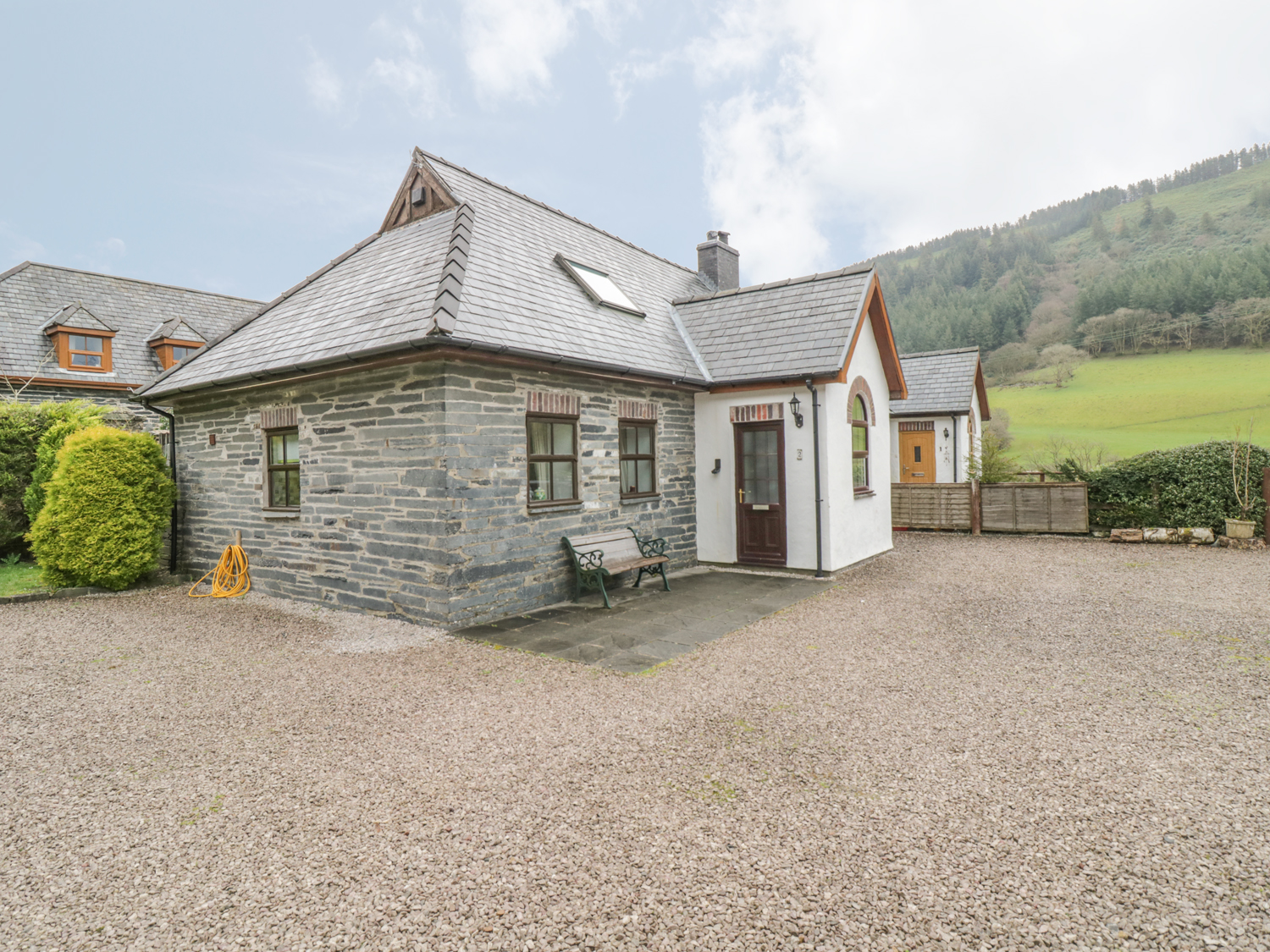 2 Stable Cottage Dog Friendly Holiday Cottage in Dinas Mawddwy