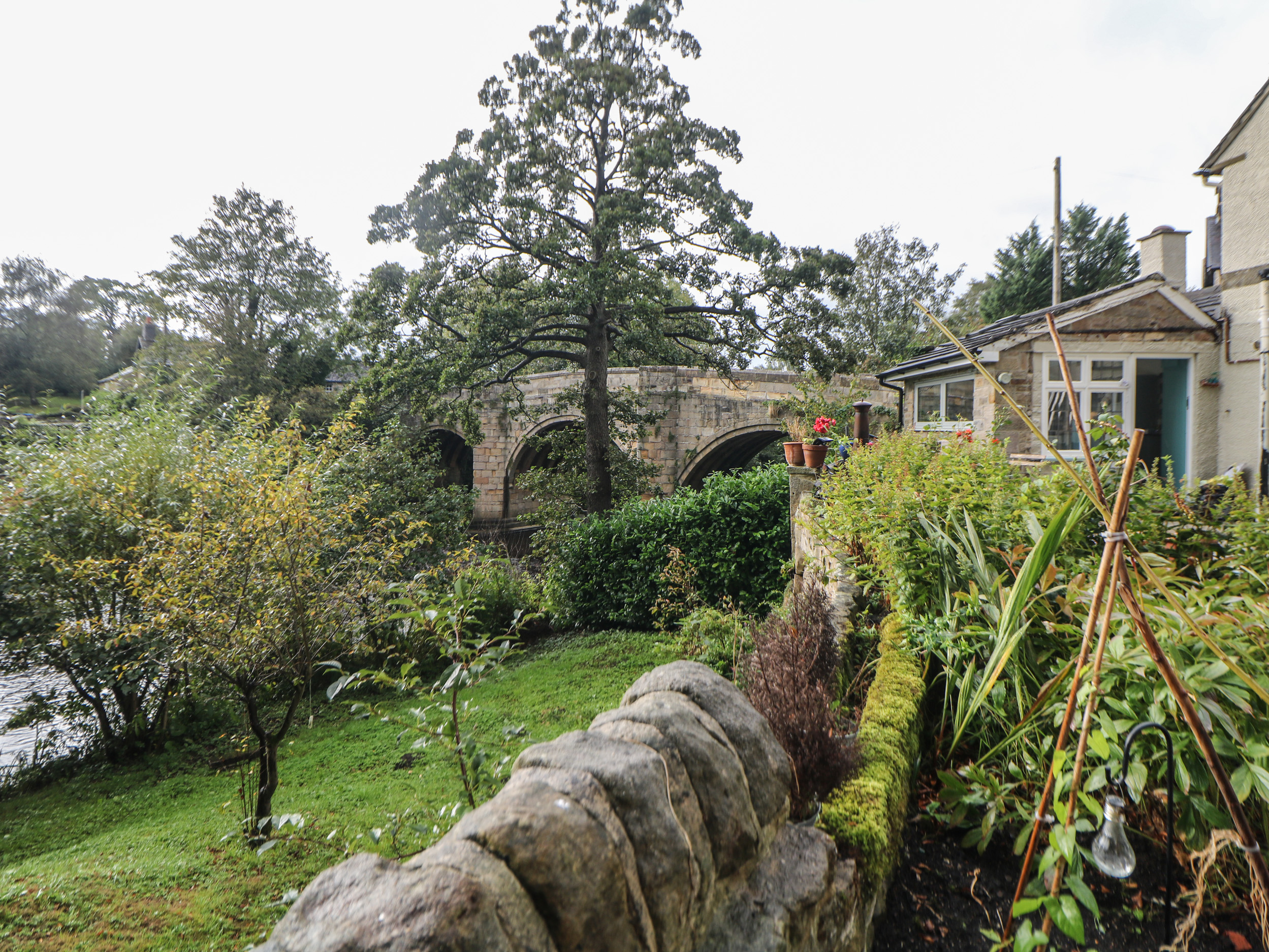 Toll Bar Cottage, Baslow, Derbyshire. Three-bedroom riverside home near amenities. Woodburning stove