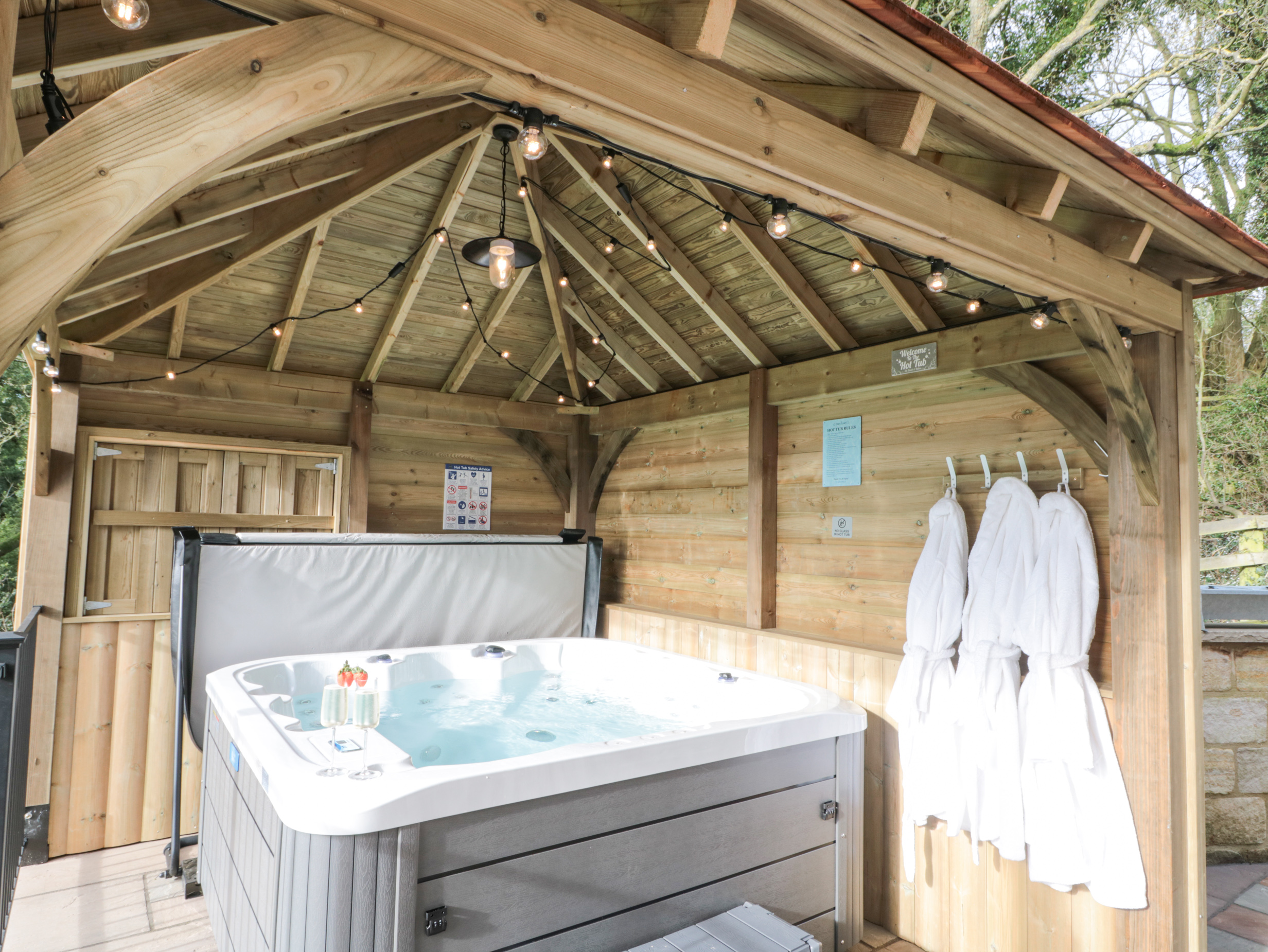 Ghyll Crest, Osmotherley, Thirsk, North Yorkshire. Hot tub. Enclosed patio. EV charging. En-suites. 