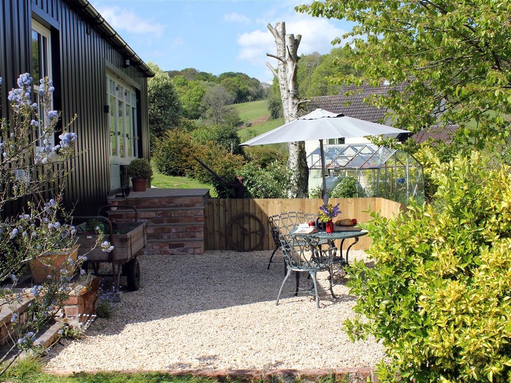 The Tin Barn, Newnhamonsevern Dog Friendly Holiday Cottage in Heart