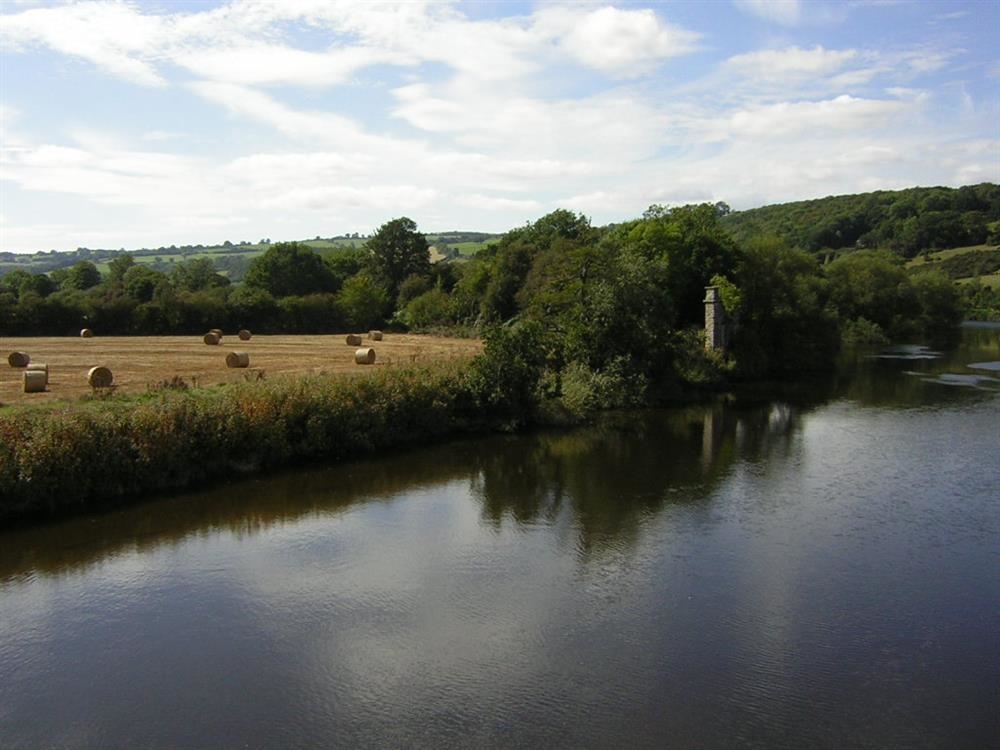 The Tin Barn, Newnhamonsevern Dog Friendly Holiday Cottage in Heart
